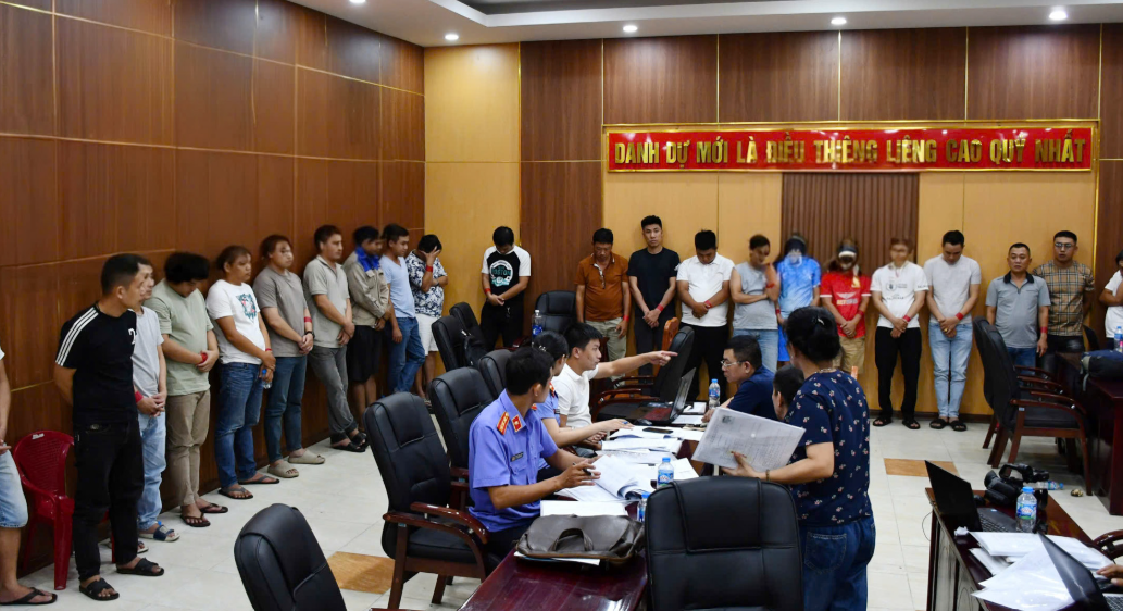 Những mắt xích tinh vi lộ diện trong đường dây cá độ 350 tỷ đồng qua mạng- Ảnh 3. Những mắt xích tinh vi lộ diện trong đường dây cá độ 350 tỷ đồng qua mạng- Ảnh 3.