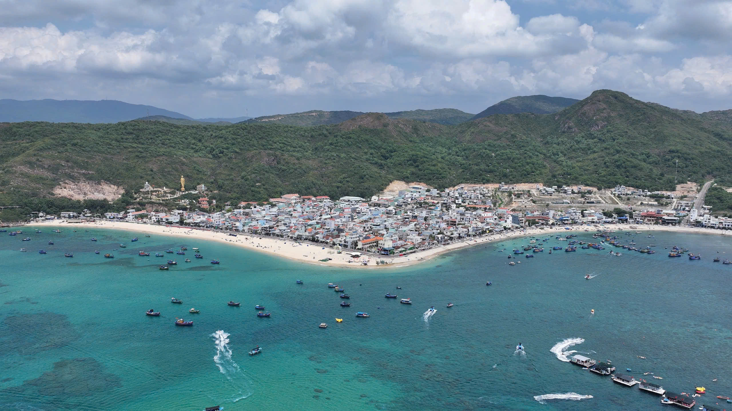 Làng chài Nhơn Hải, Tp. Quy Nhơn (Bình Định) là một điểm đến thu hút khách vào dịp hè. Làng chài Nhơn Hải, Tp. Quy Nhơn (Bình Định) là một điểm đến thu hút khách vào dịp hè.