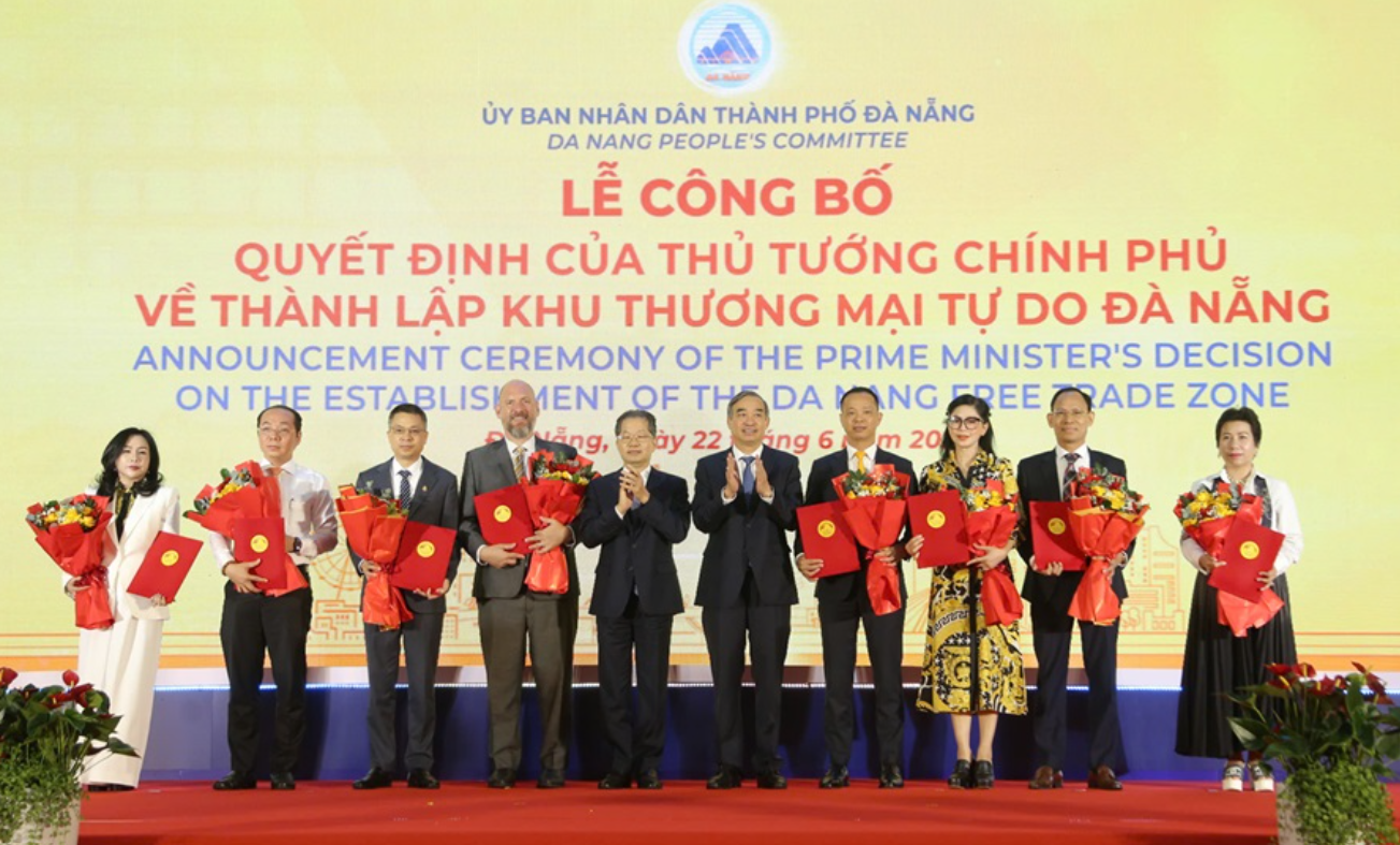 Lãnh đạo thành phố Đà Nẵng trao biên bản ghi nhớ đầu tư vào Khu thương mại tự do cho 8 nhà đầu tư chiến lược, sáng 22/6. Lãnh đạo thành phố Đà Nẵng trao biên bản ghi nhớ đầu tư vào Khu thương mại tự do cho 8 nhà đầu tư chiến lược, sáng 22/6.