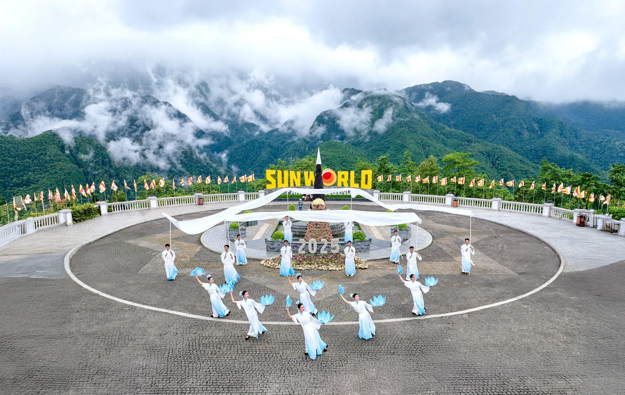 Fansipan ra mắt show diễn thể nghiệm ‘Đỉnh thiêng du ký’ tại 3 địa điểm, 3 độ cao của nóc nhà Đông Dương- Ảnh 5. Fansipan ra mắt show diễn thể nghiệm ‘Đỉnh thiêng du ký’ tại 3 địa điểm, 3 độ cao của nóc nhà Đông Dương- Ảnh 5.
