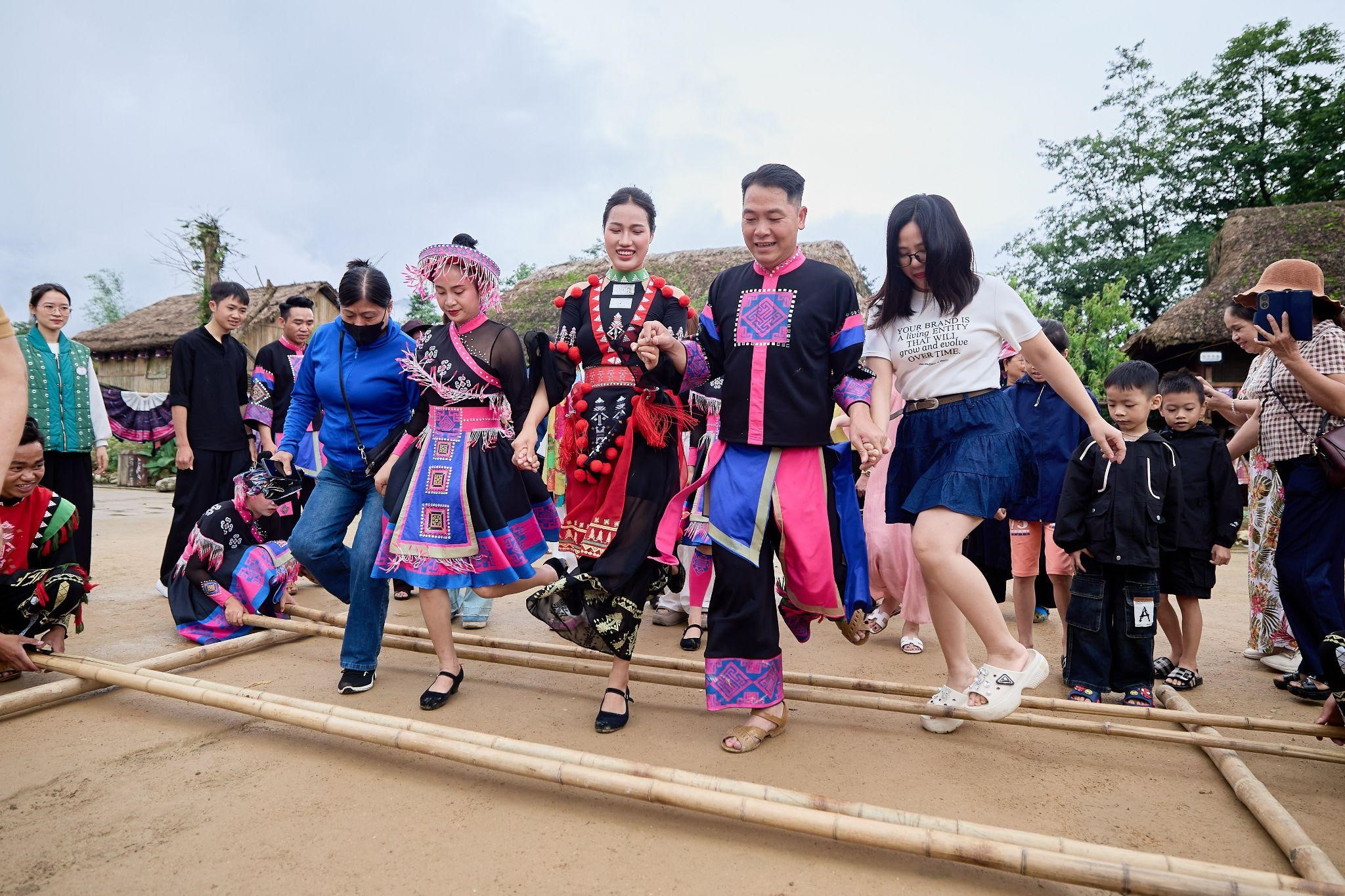 Fansipan ra mắt show diễn thể nghiệm ‘Đỉnh thiêng du ký’ tại 3 địa điểm, 3 độ cao của nóc nhà Đông Dương- Ảnh 9. Fansipan ra mắt show diễn thể nghiệm ‘Đỉnh thiêng du ký’ tại 3 địa điểm, 3 độ cao của nóc nhà Đông Dương- Ảnh 9.