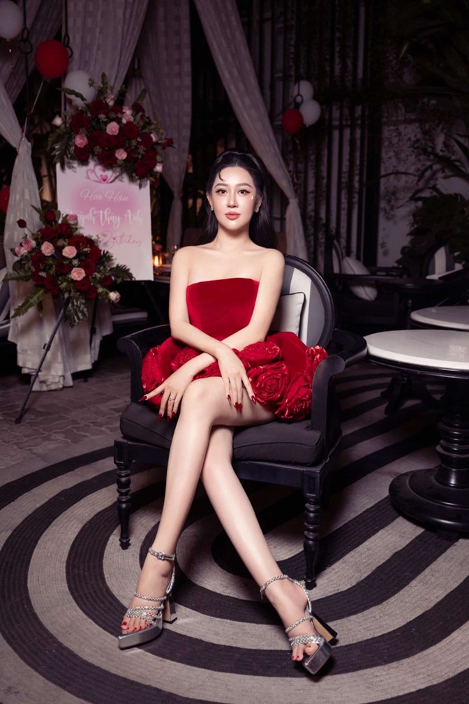 Hoa hậu Huỳnh Thúy Anh đẹp rạng rỡ, quyến rũ đón sinh nhật tuổi mới- Ảnh 5. Hoa hậu Huỳnh Thúy Anh đẹp rạng rỡ, quyến rũ đón sinh nhật tuổi mới- Ảnh 5.