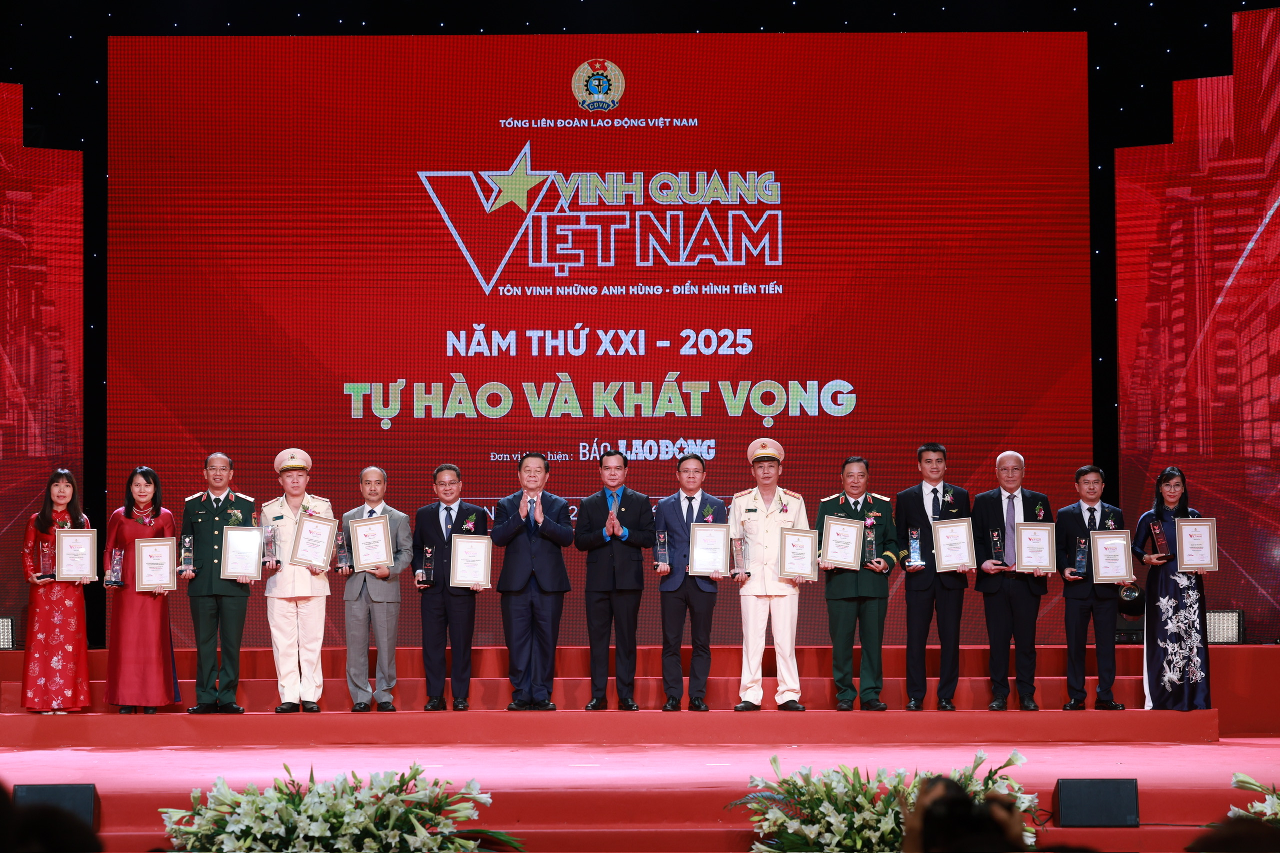 Vietnam Airlines được vinh danh tại Vinh quang Việt Nam 2025- Ảnh 2. Vietnam Airlines được vinh danh tại Vinh quang Việt Nam 2025- Ảnh 2.