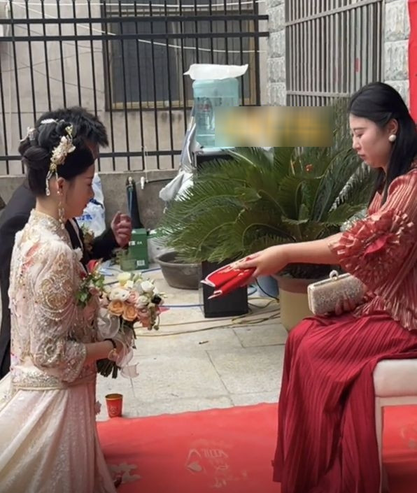 Mẹ vợ 37 tuổi gây sốt vì nhan sắc trẻ trung, "chiếm sóng" tại đám cưới con gái- Ảnh 1. Mẹ vợ 37 tuổi gây sốt vì nhan sắc trẻ trung, "chiếm sóng" tại đám cưới con gái- Ảnh 1.