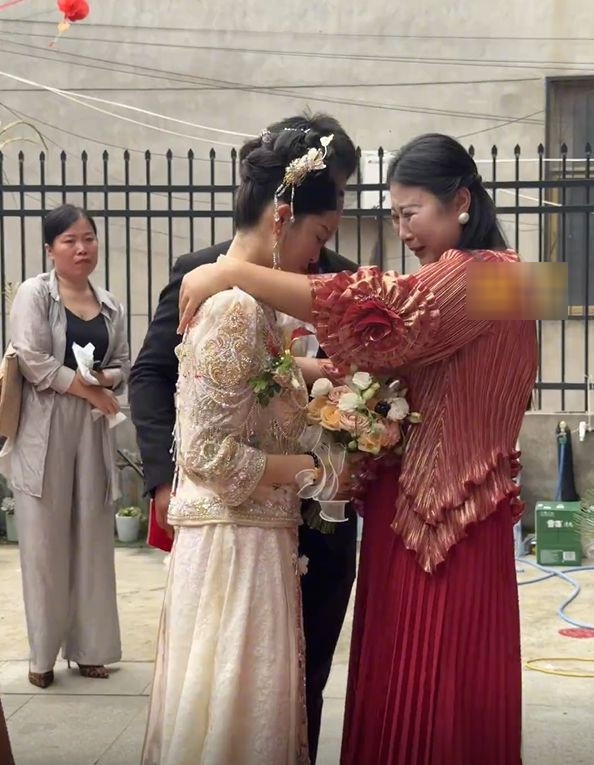 Mẹ vợ 37 tuổi gây sốt vì nhan sắc trẻ trung, "chiếm sóng" tại đám cưới con gái- Ảnh 2. Mẹ vợ 37 tuổi gây sốt vì nhan sắc trẻ trung, "chiếm sóng" tại đám cưới con gái- Ảnh 2.