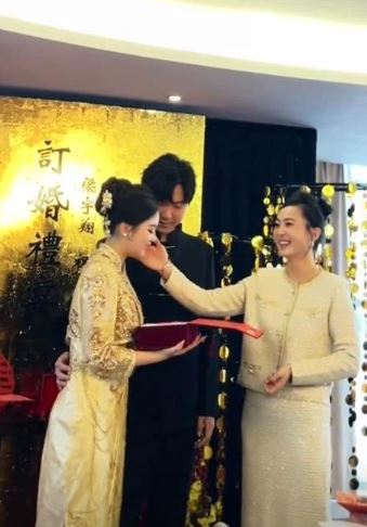 Mẹ vợ 37 tuổi gây sốt vì nhan sắc trẻ trung, "chiếm sóng" tại đám cưới con gái- Ảnh 3. Mẹ vợ 37 tuổi gây sốt vì nhan sắc trẻ trung, "chiếm sóng" tại đám cưới con gái- Ảnh 3.
