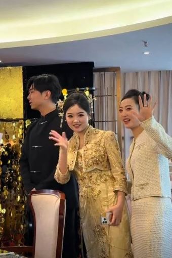 Mẹ vợ 37 tuổi gây sốt vì nhan sắc trẻ trung, "chiếm sóng" tại đám cưới con gái- Ảnh 4. Mẹ vợ 37 tuổi gây sốt vì nhan sắc trẻ trung, "chiếm sóng" tại đám cưới con gái- Ảnh 4.