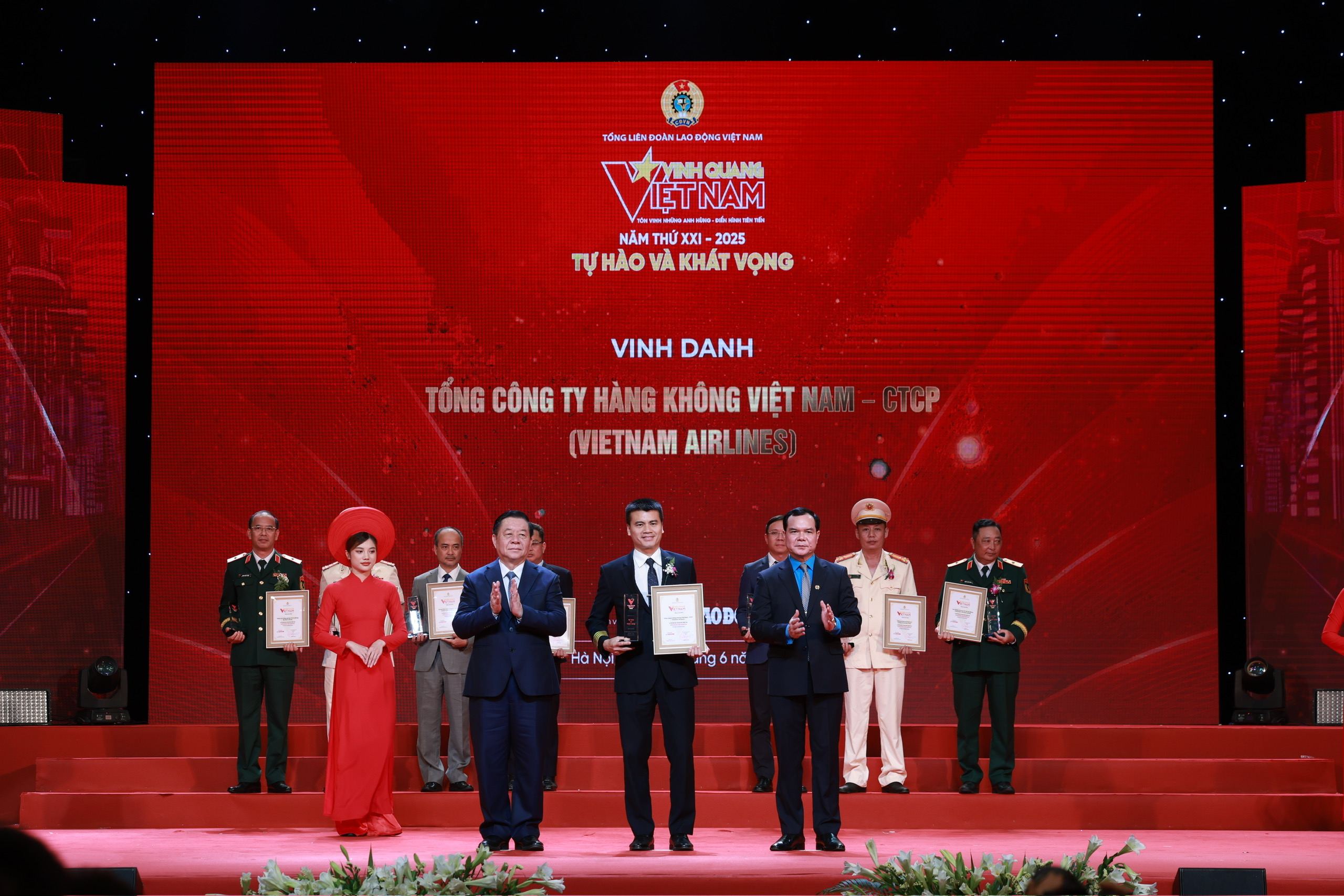 Vietnam Airlines được vinh danh tại Vinh quang Việt Nam 2025- Ảnh 1. Vietnam Airlines được vinh danh tại Vinh quang Việt Nam 2025- Ảnh 1.