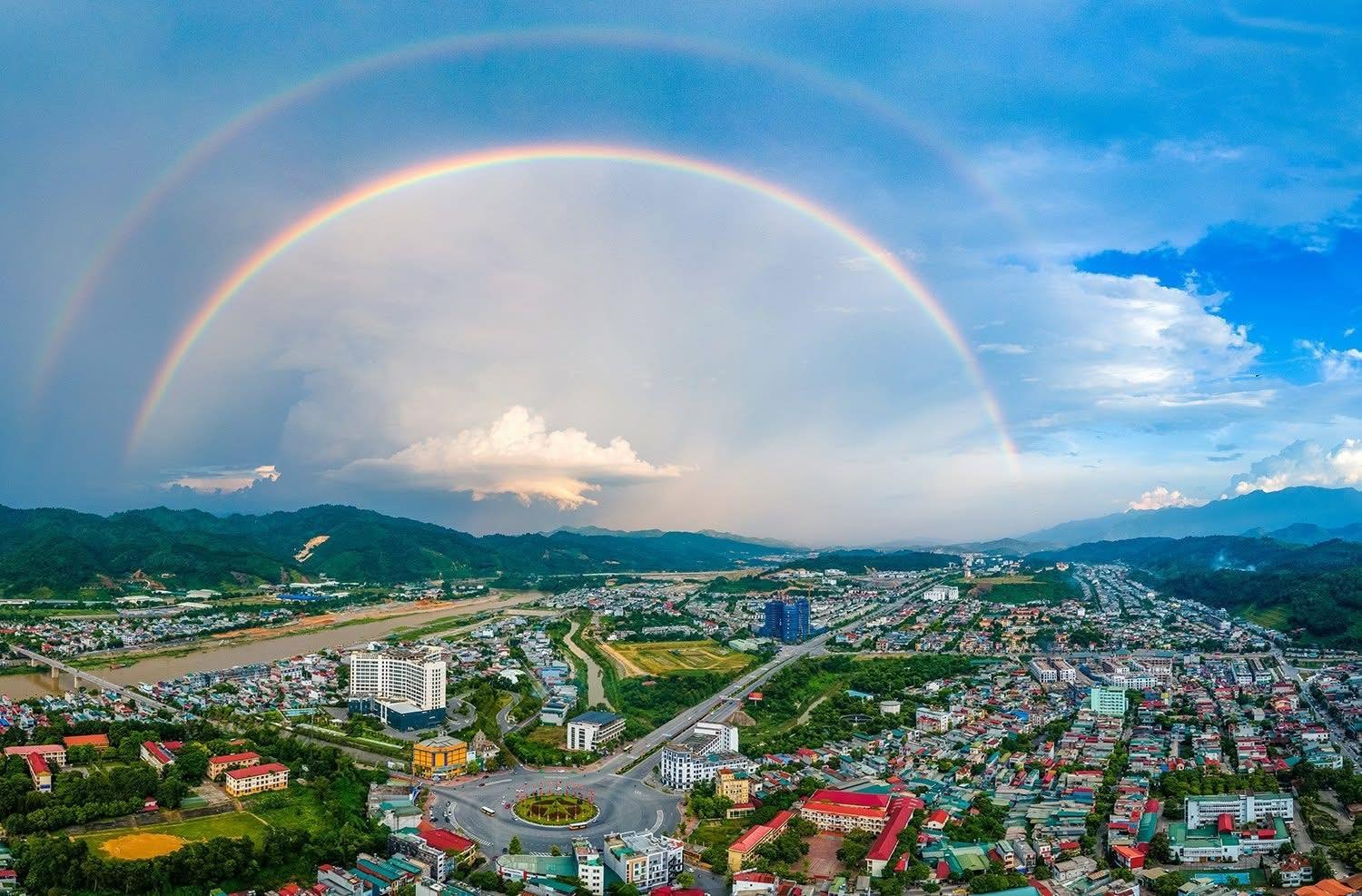 Lào Cai: Dùng "quả đấm thép" dẹp tin giả, dùng "tổ tuyên vận" xây niềm tin- Ảnh 1. Lào Cai: Dùng "quả đấm thép" dẹp tin giả, dùng "tổ tuyên vận" xây niềm tin- Ảnh 1.