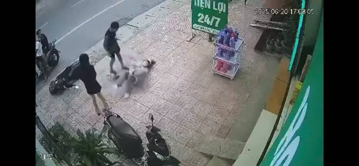 Điều tra vụ nam thanh niên túm cổ áo, quật ngã và hành hung 2 cô gái- Ảnh 1. Điều tra vụ nam thanh niên túm cổ áo, quật ngã và hành hung 2 cô gái- Ảnh 1.