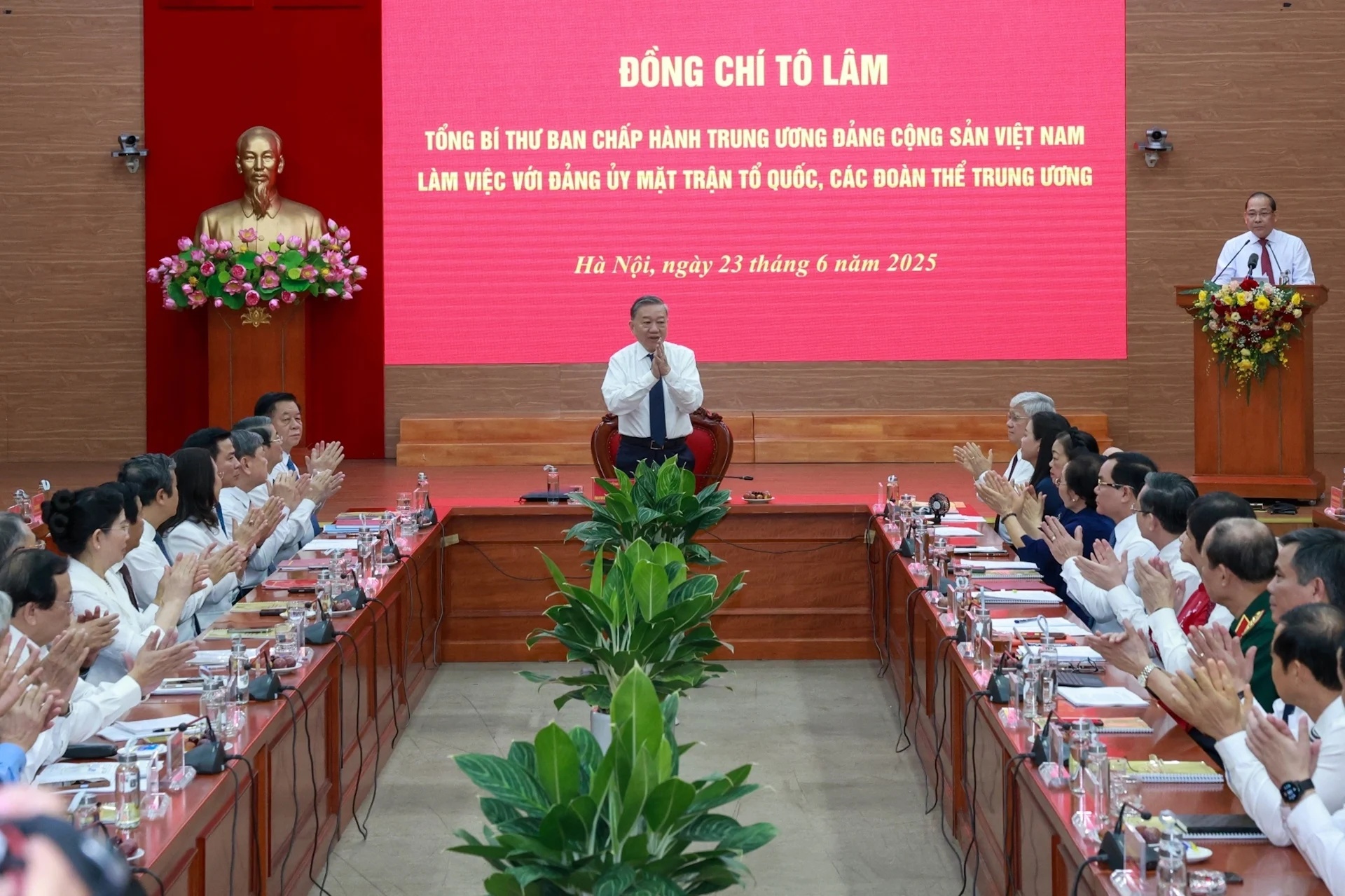 Tổng Bí thư trao quyết định tổ chức bộ máy Cơ quan Ủy ban Trung ương MTTQ Việt Nam- Ảnh 1. Tổng Bí thư trao quyết định tổ chức bộ máy Cơ quan Ủy ban Trung ương MTTQ Việt Nam- Ảnh 1.