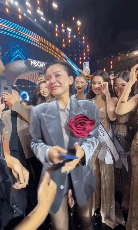 Người mẫu Lê Thu Trang bất ngờ được cầu hôn tại chung kết Miss Cosmo- Ảnh 2. Người mẫu Lê Thu Trang bất ngờ được cầu hôn tại chung kết Miss Cosmo- Ảnh 2.