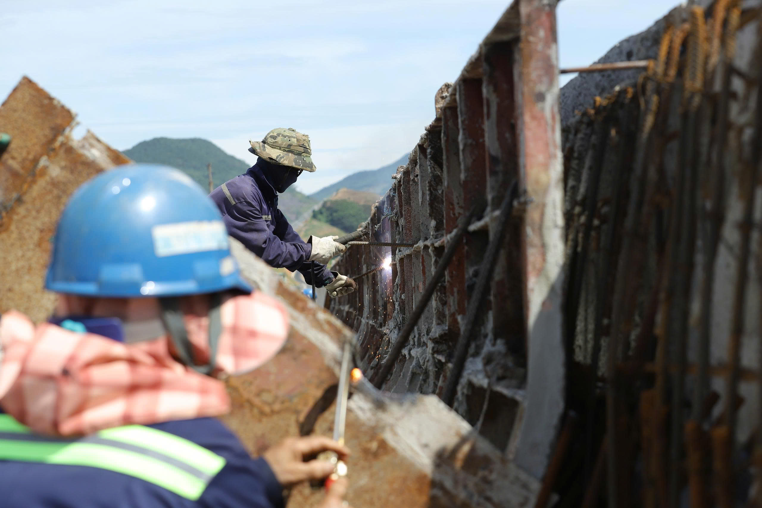 Nắng cháy da trên công trường cao tốc Vũng Áng – Bùng- Ảnh 4. Nắng cháy da trên công trường cao tốc Vũng Áng – Bùng- Ảnh 4.