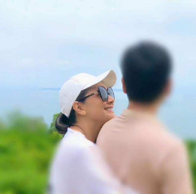 "Nữ hoàng cảnh nóng"công khai bạn trai ở tuổi 49 sau 3 lần đổ vỡ- Ảnh 1. "Nữ hoàng cảnh nóng"công khai bạn trai ở tuổi 49 sau 3 lần đổ vỡ- Ảnh 1.