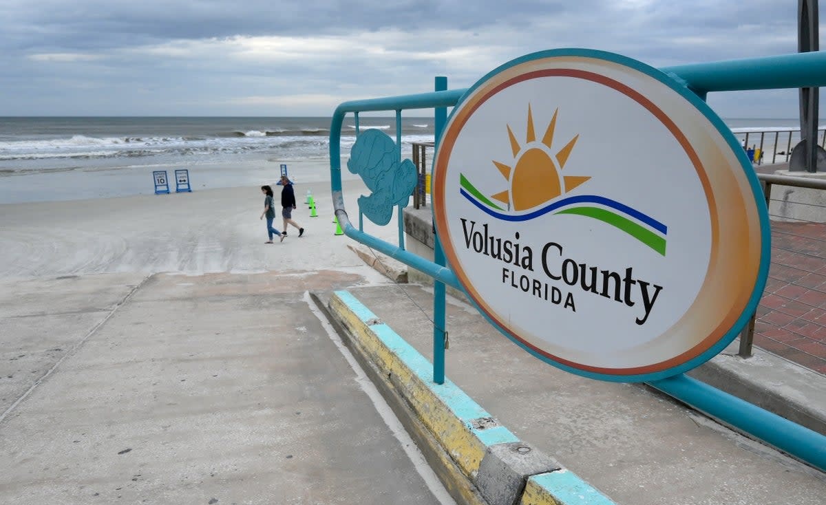 Bãi biển New Smyrna ở Quận Volusia, Florida. (Ảnh: Jesus Olarte/AFP/Getty Images) Bãi biển New Smyrna ở Quận Volusia, Florida. (Ảnh: Jesus Olarte/AFP/Getty Images)