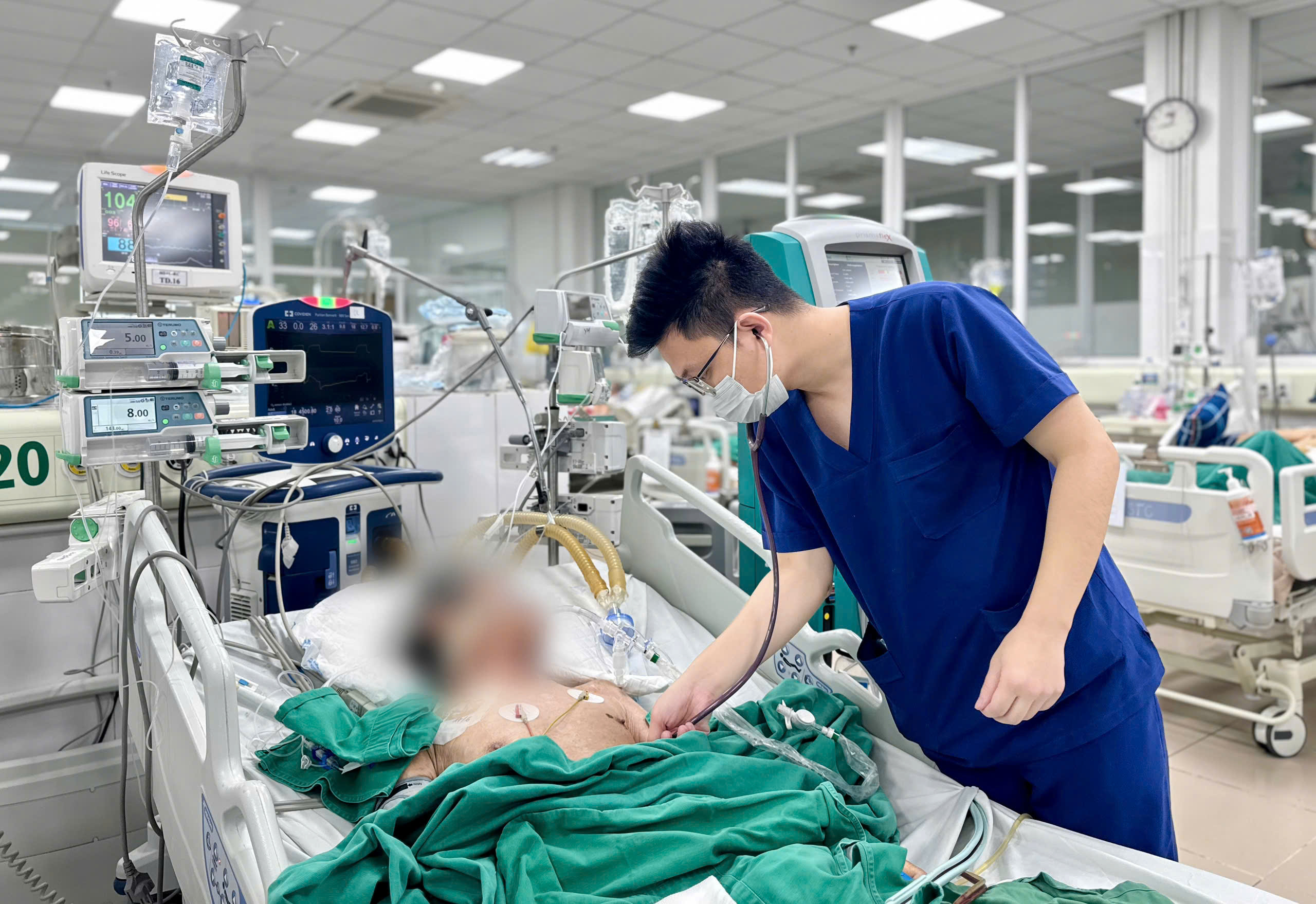10 năm tự chữa đau khớp, cụ ông 77 tuổi nằm thở máy vì tụ cầu vàng đa kháng- Ảnh 1.