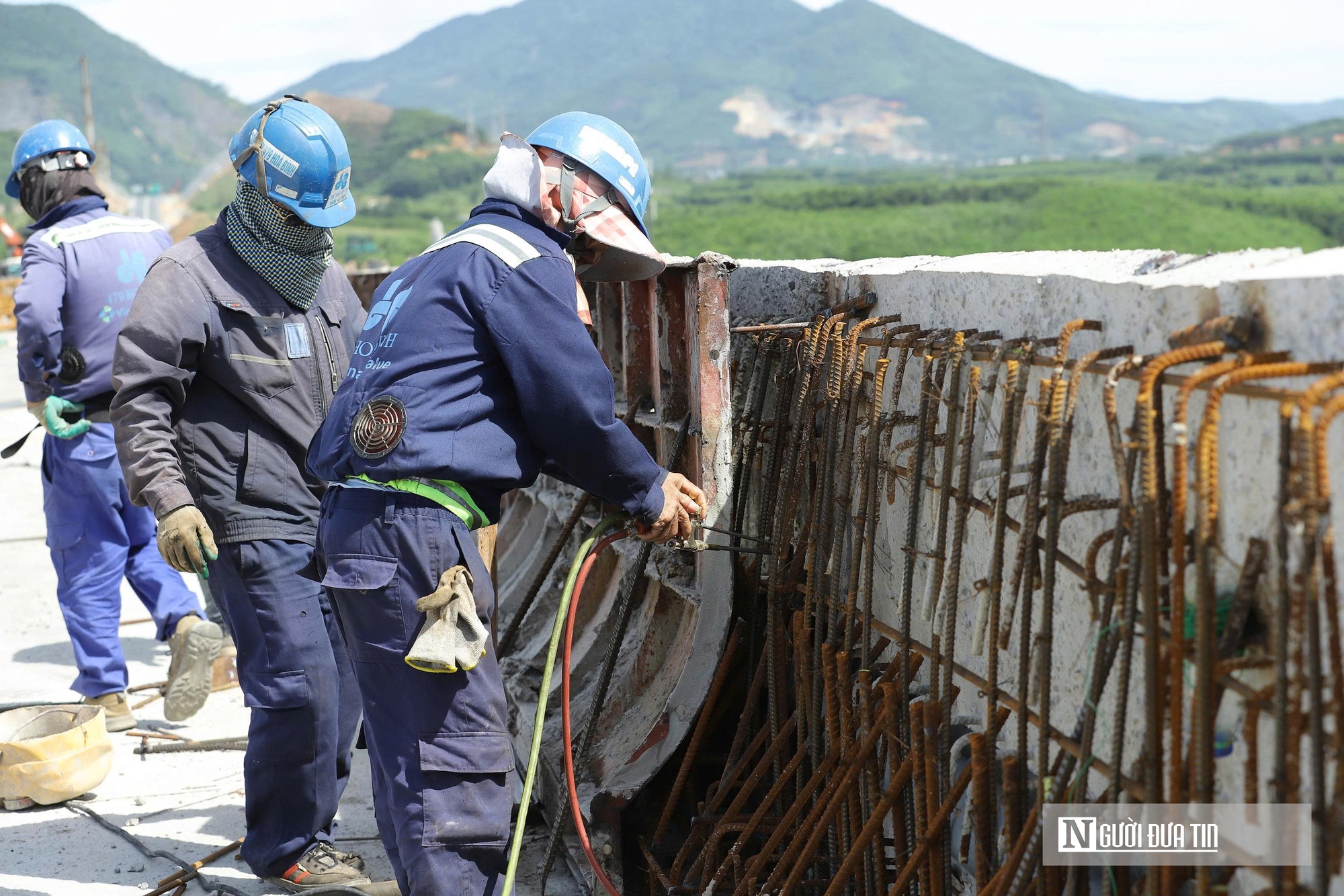 Nắng cháy da trên công trường cao tốc Vũng Áng – Bùng- Ảnh 2. Nắng cháy da trên công trường cao tốc Vũng Áng – Bùng- Ảnh 2.