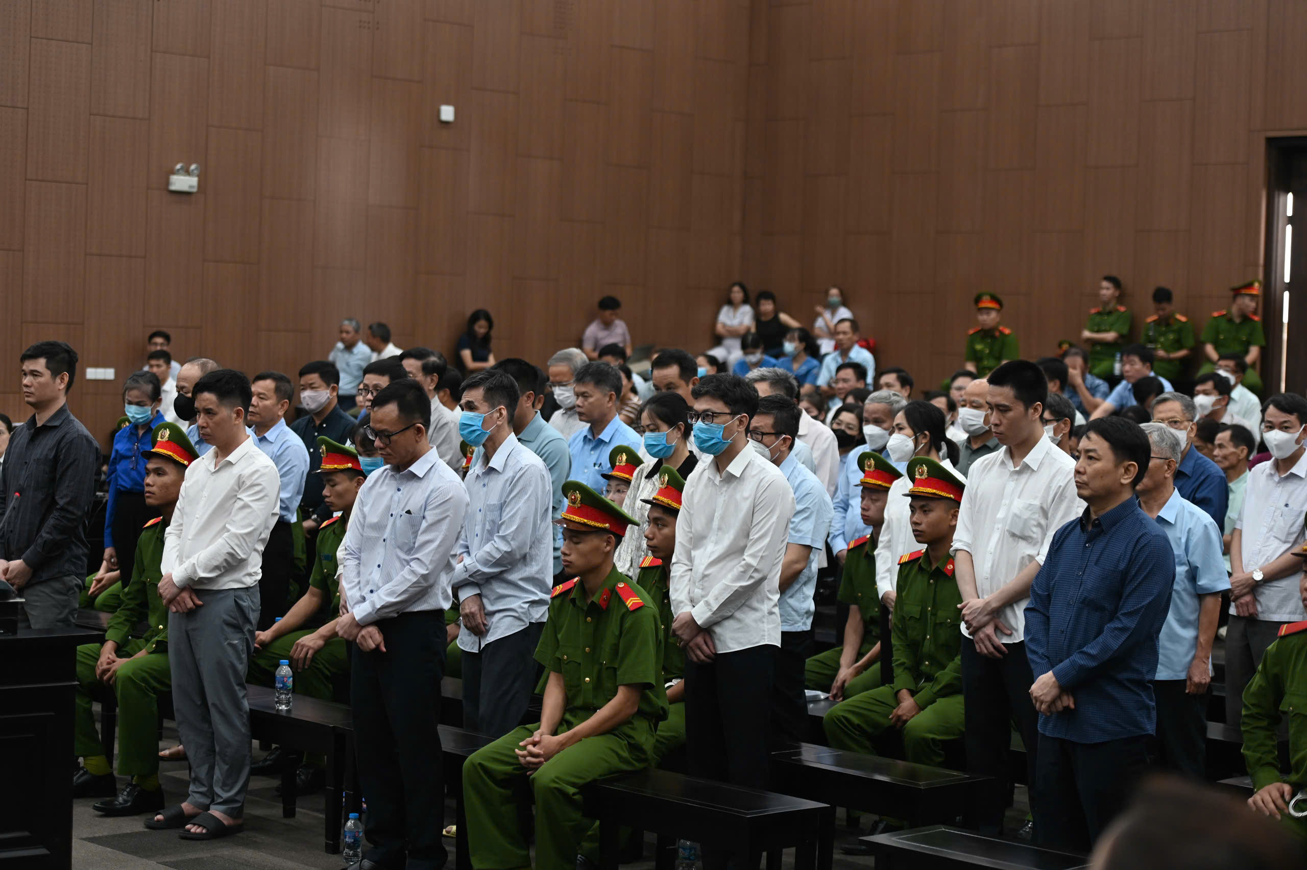 Trước ngày xét xử, nhiều bị cáo trong đại án Phúc Sơn nộp lại hàng trăm tỷ đồng- Ảnh 3. Trước ngày xét xử, nhiều bị cáo trong đại án Phúc Sơn nộp lại hàng trăm tỷ đồng- Ảnh 3.