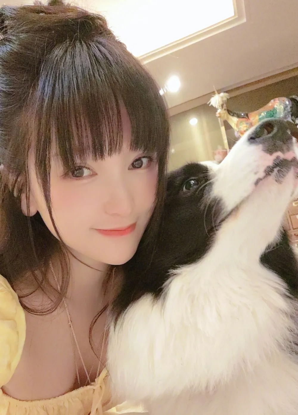 Mối tình "mẹ - con" gây tranh cãi của nữ ca sĩ 44 tuổi yêu sao nam 25 tuổi- Ảnh 2. Mối tình "mẹ - con" gây tranh cãi của nữ ca sĩ 44 tuổi yêu sao nam 25 tuổi- Ảnh 2.