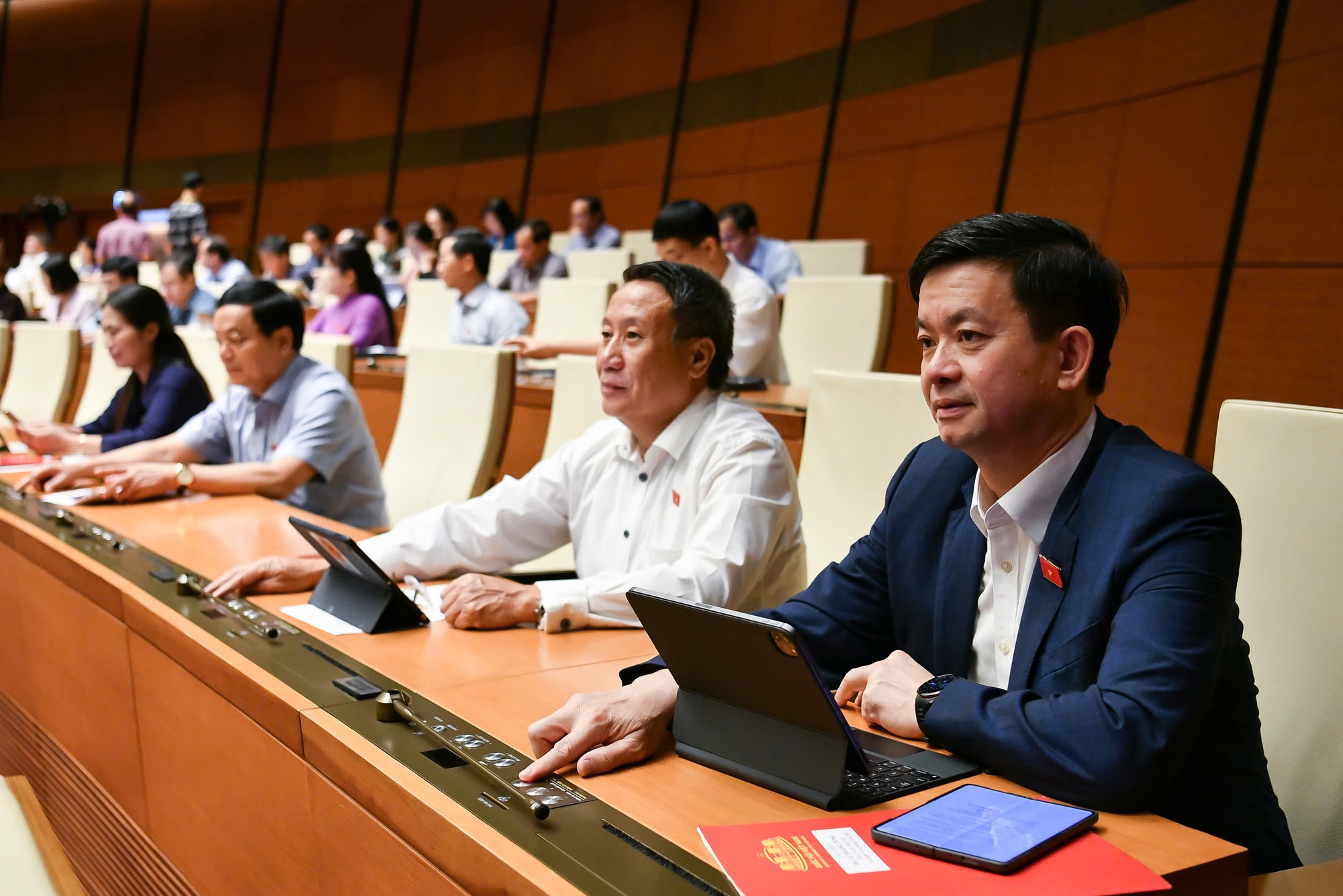 Quốc hội chốt nội dung giám sát 2026: Từ đường sắt tốc độ cao đến chống lãng phí- Ảnh 1.