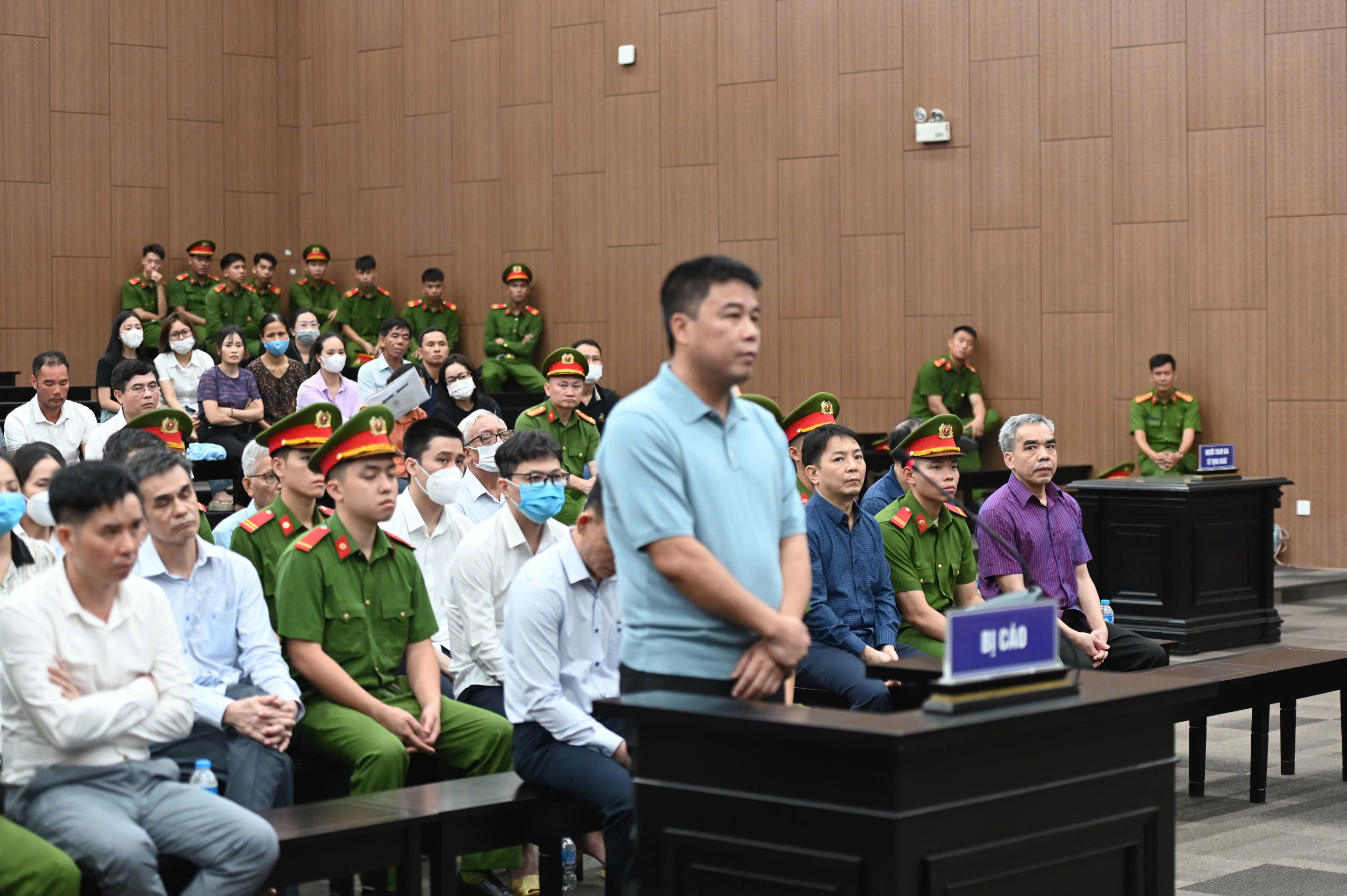 Trước ngày xét xử, nhiều bị cáo trong đại án Phúc Sơn nộp lại hàng trăm tỷ đồng- Ảnh 2. Trước ngày xét xử, nhiều bị cáo trong đại án Phúc Sơn nộp lại hàng trăm tỷ đồng- Ảnh 2.