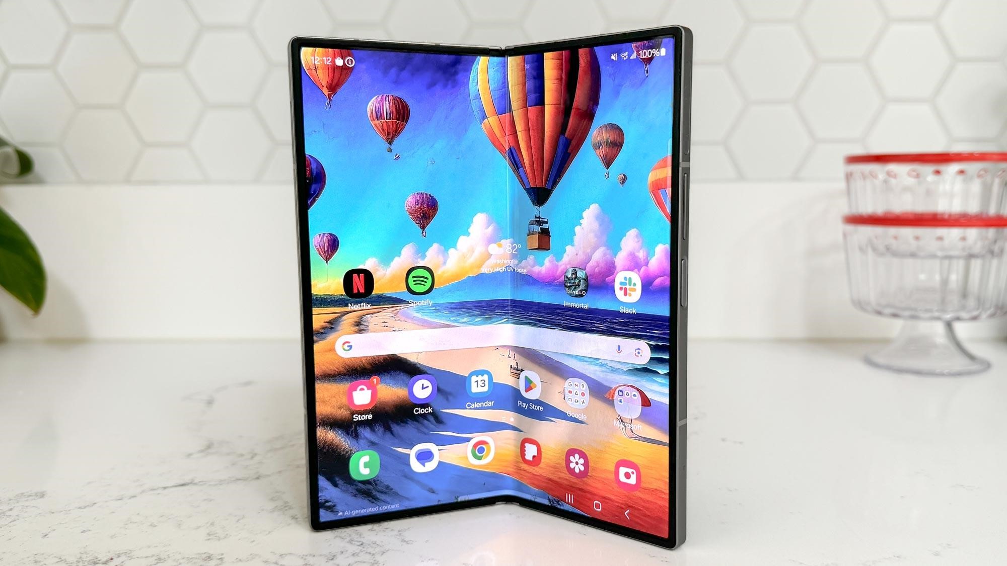 Trên tay Galaxy Z Fold 7 với chip Snapdragon 8 Elite mới cực mạnh mẽ- Ảnh 1. Trên tay Galaxy Z Fold 7 với chip Snapdragon 8 Elite mới cực mạnh mẽ- Ảnh 1.