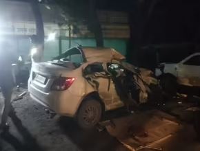 Ô tô đâm vào xe bán tải đỗ gần quán ăn, 8 người tử vong- Ảnh 1. Ô tô đâm vào xe bán tải đỗ gần quán ăn, 8 người tử vong- Ảnh 1.