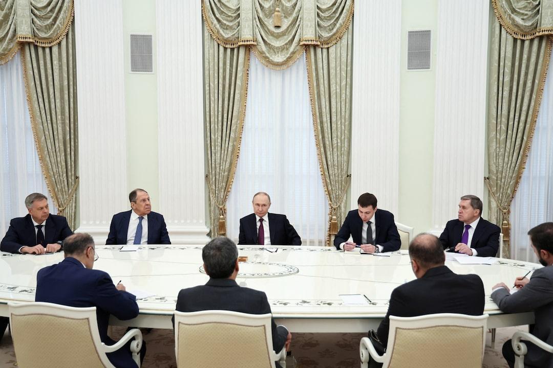 Tổng thống Vladimir Putin: Mỹ tấn công Iran đang đẩy thế giới tới bờ vực nguy hiểm- Ảnh 1. Russian President Vladimir Putin meets with Iranian Foreign Minister Abbas Araqchi in Moscow