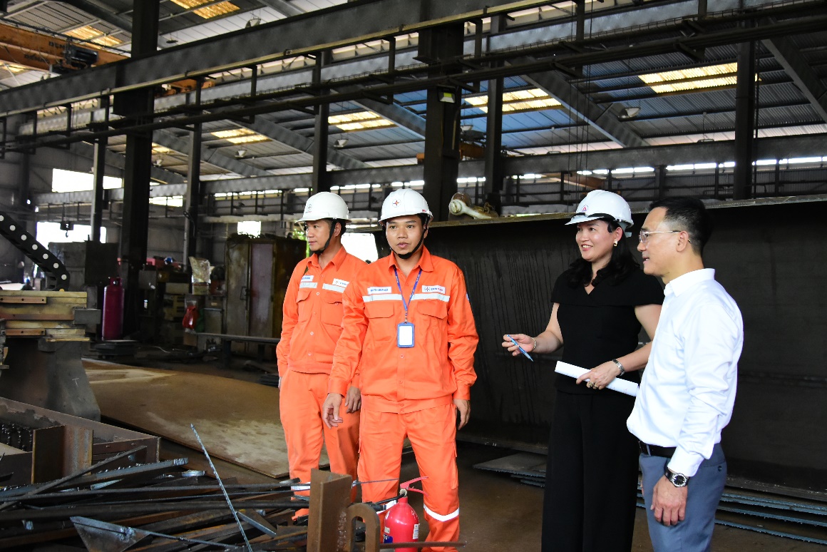 Khách hàng sử dụng điện chia sẻ khó khăn, đồng hành với ngành điện- Ảnh 2. Khách hàng sử dụng điện chia sẻ khó khăn, đồng hành với ngành điện- Ảnh 2.