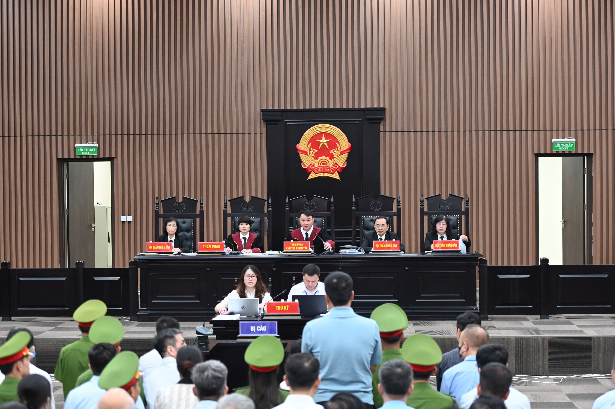 Trước ngày xét xử, nhiều bị cáo trong đại án Phúc Sơn nộp lại hàng trăm tỷ đồng- Ảnh 1. Trước ngày xét xử, nhiều bị cáo trong đại án Phúc Sơn nộp lại hàng trăm tỷ đồng- Ảnh 1.