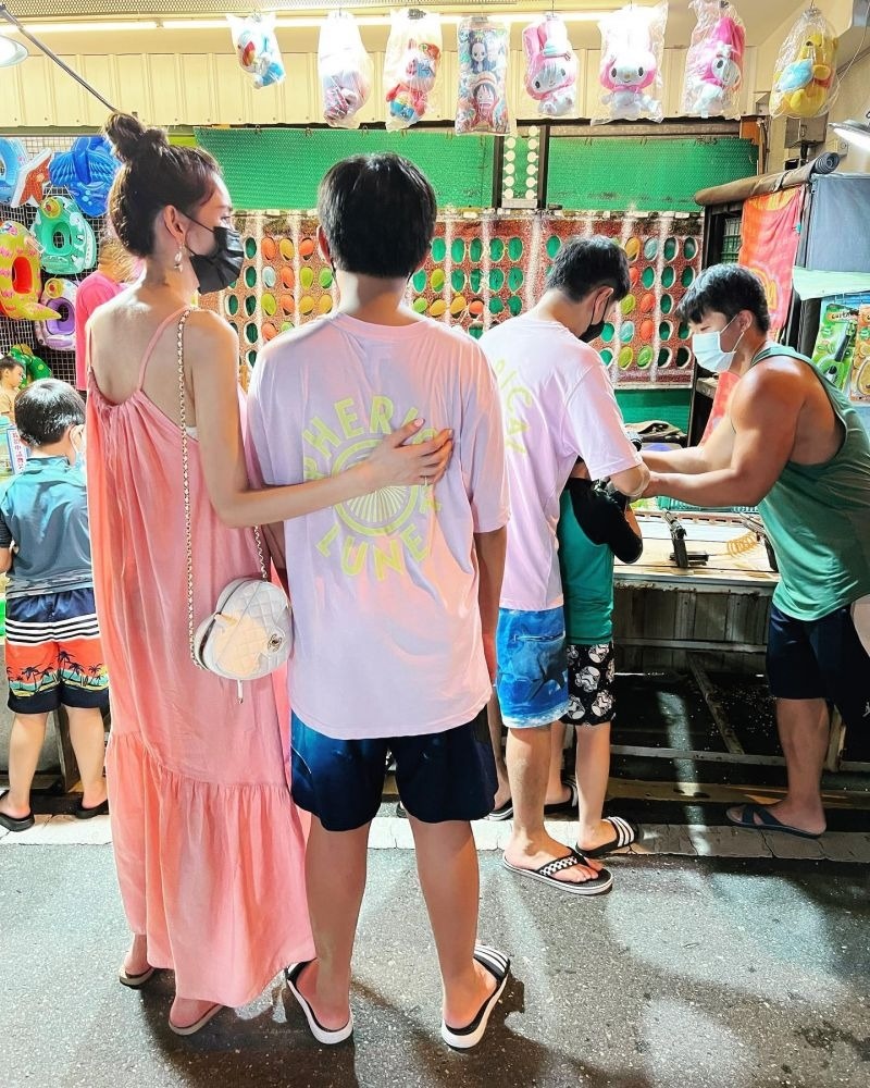 Cách đây vài năm Kimi đã đứng gần ngang với mẹ người mẫu. Cách đây vài năm Kimi đã đứng gần ngang với mẹ người mẫu.