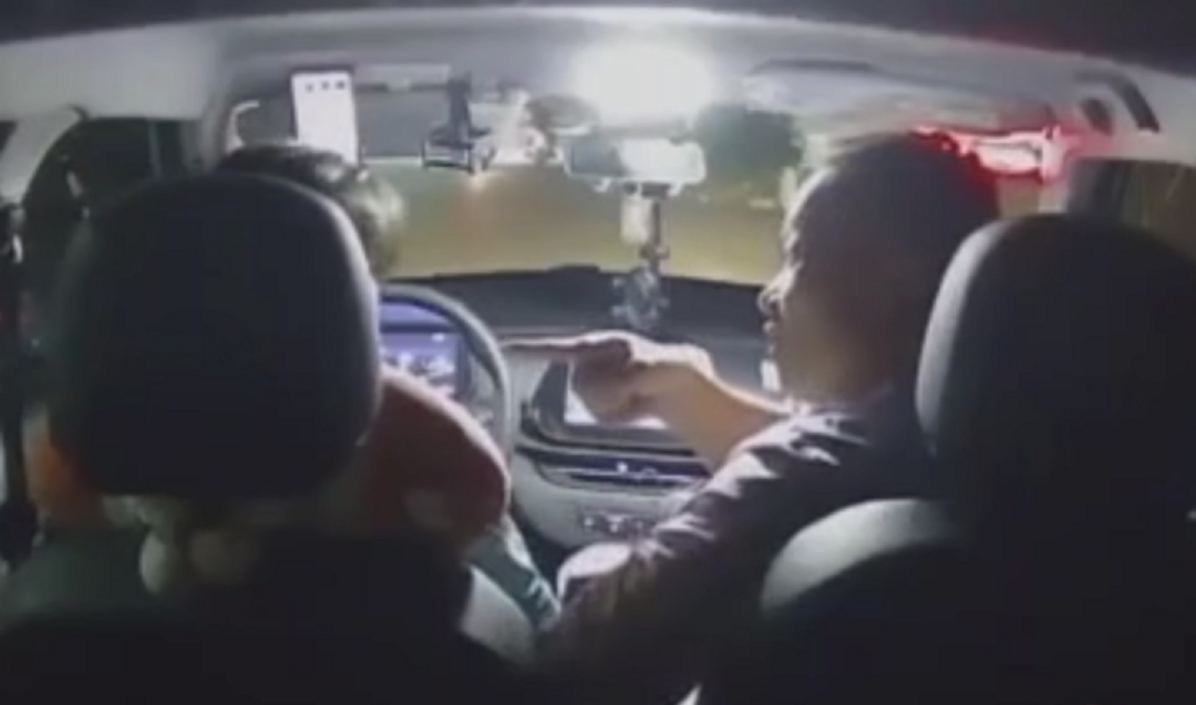Bản tin 26/6: Tài xế taxi bị hành khách hành hung, liên tục đấm vào đầu và mặt- Ảnh 1. Bản tin 26/6: Tài xế taxi bị hành khách hành hung, liên tục đấm vào đầu và mặt- Ảnh 1.