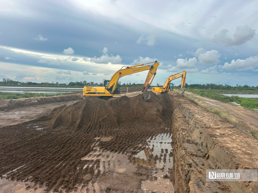 Gần 3.000 nhân lực "chạy nước rút" trên công trường cao tốc Cần Thơ – Cà Mau- Ảnh 2. Gần 3.000 nhân lực "chạy nước rút" trên công trường cao tốc Cần Thơ – Cà Mau- Ảnh 2.