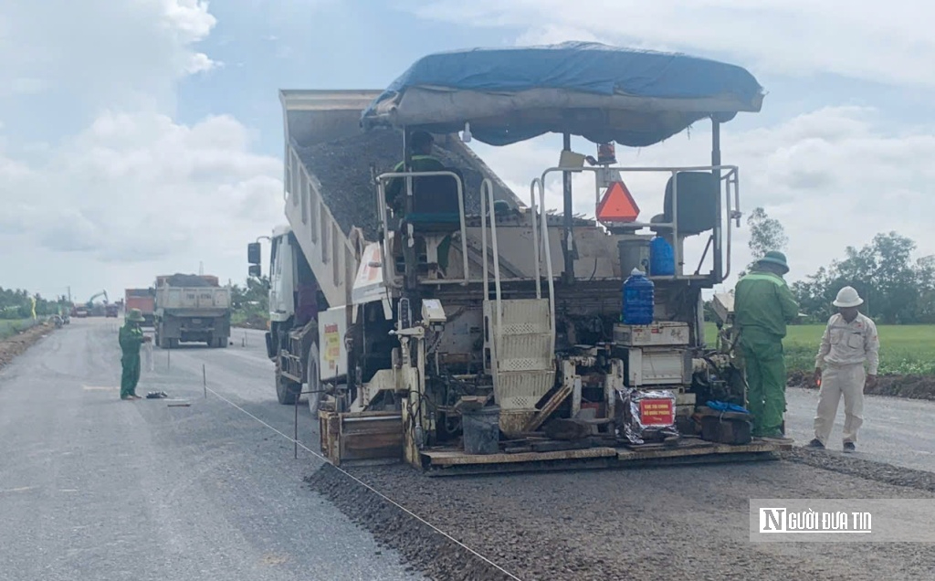 Gần 3.000 nhân lực "chạy nước rút" trên công trường cao tốc Cần Thơ – Cà Mau- Ảnh 10. Gần 3.000 nhân lực "chạy nước rút" trên công trường cao tốc Cần Thơ – Cà Mau- Ảnh 10.