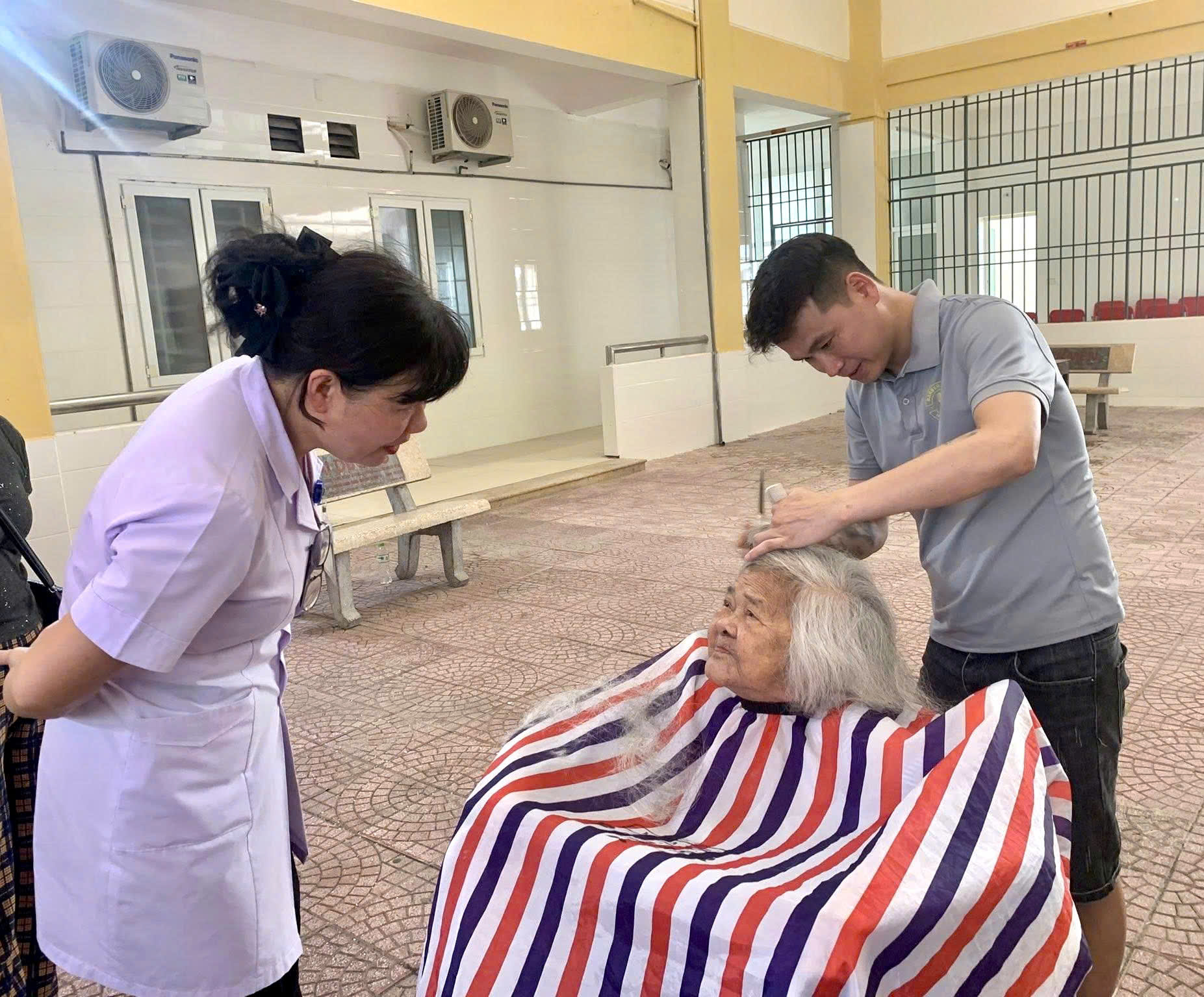 Cảm động chương trình cắt tóc miễn phí cho bệnh nhân- Ảnh 1. Cảm động chương trình cắt tóc miễn phí cho bệnh nhân- Ảnh 1.