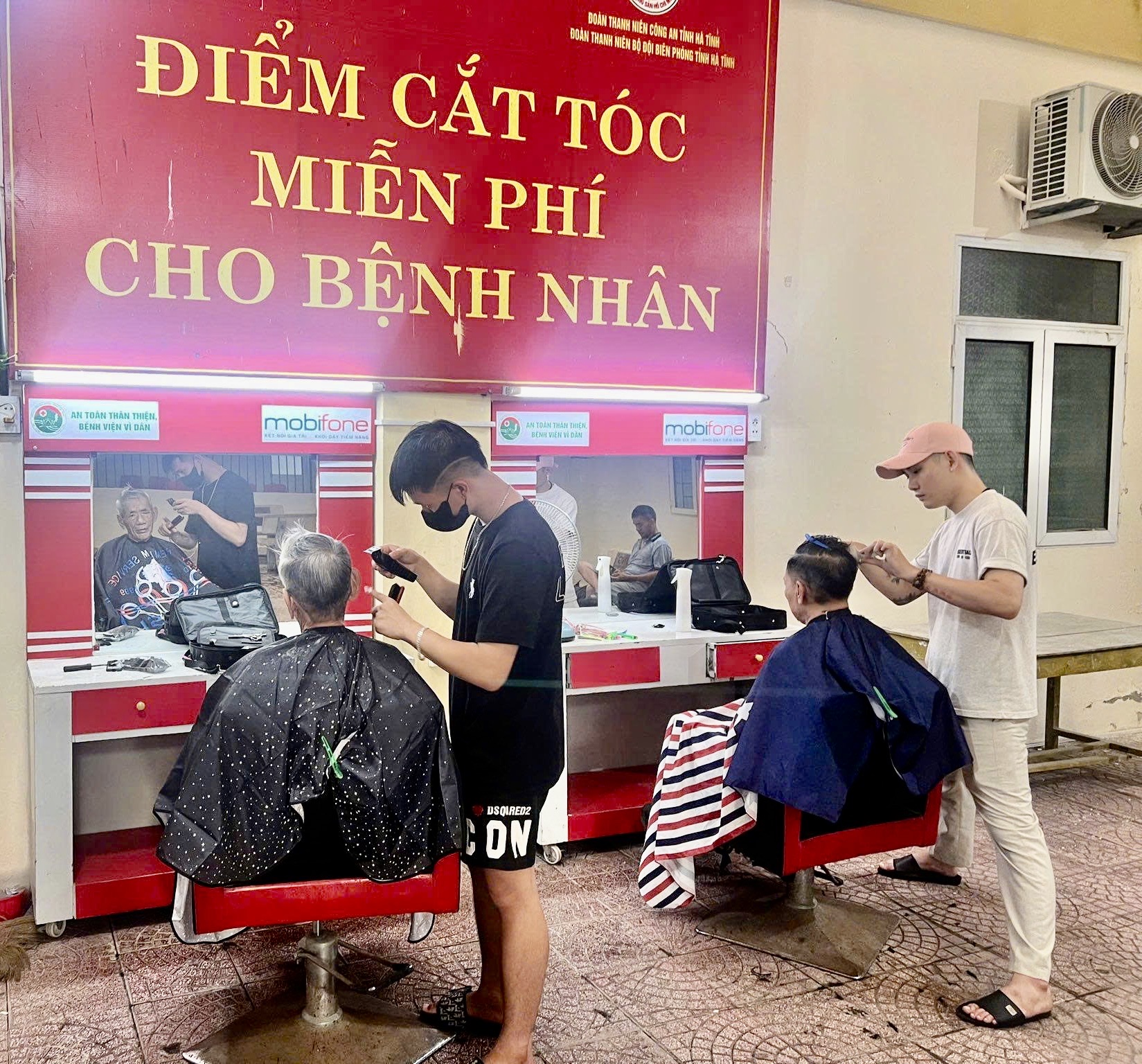 Cảm động chương trình cắt tóc miễn phí cho bệnh nhân- Ảnh 2. Cảm động chương trình cắt tóc miễn phí cho bệnh nhân- Ảnh 2.