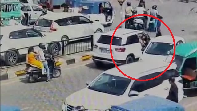 Lái xe ngược chiều, nam cảnh sát tát đại tá quân đội ngay giữa phố- Ảnh 1. Lái xe ngược chiều, nam cảnh sát tát đại tá quân đội ngay giữa phố- Ảnh 1.
