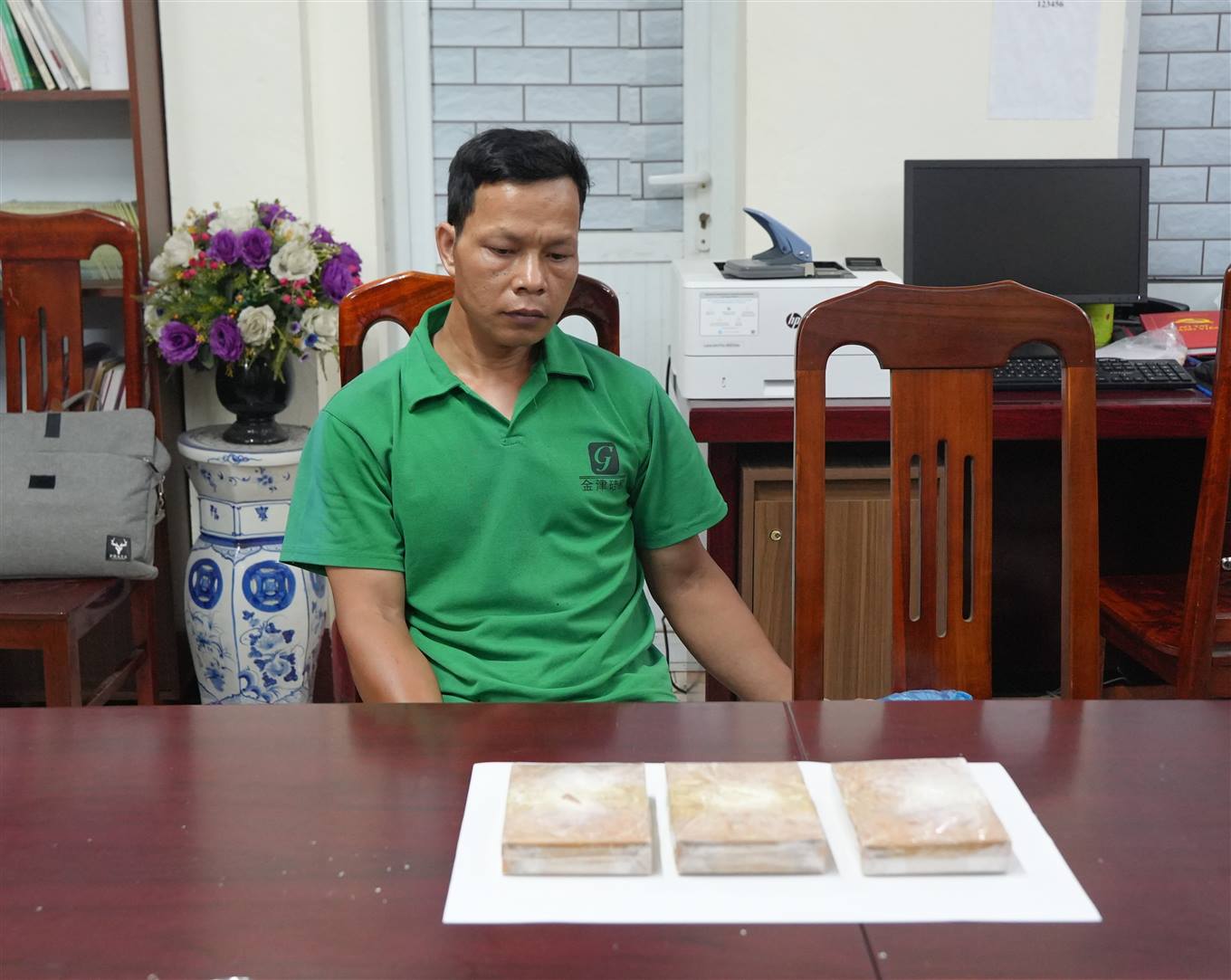 Bắt giữ 2 đối tượng cùng 3 bánh heroin- Ảnh 1. Bắt giữ 2 đối tượng cùng 3 bánh heroin- Ảnh 1.