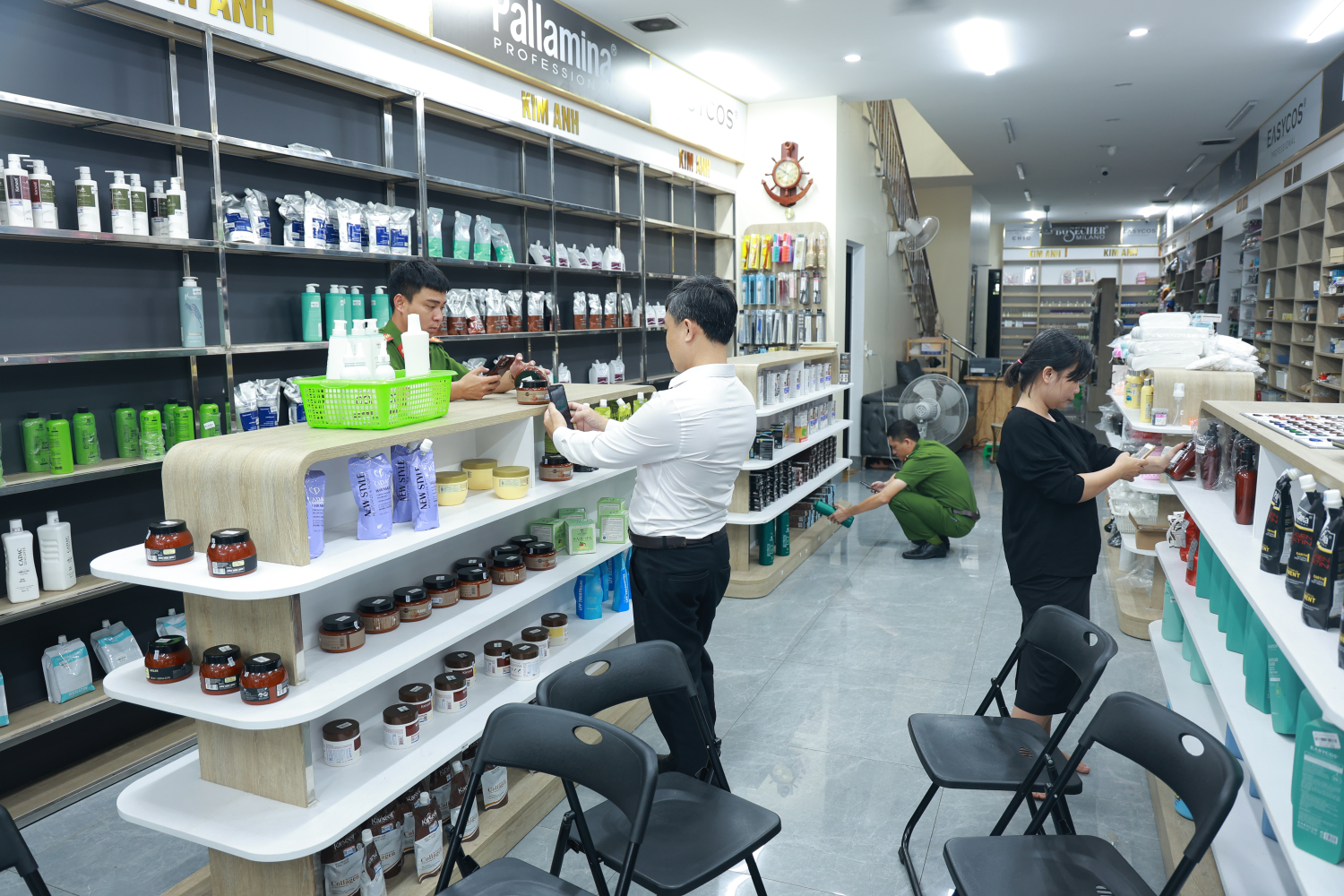 Thu giữ 2,5 tấn mỹ phẩm không rõ nguồn gốc tại một cửa hàng- Ảnh 1. Thu giữ 2,5 tấn mỹ phẩm không rõ nguồn gốc tại một cửa hàng- Ảnh 1.