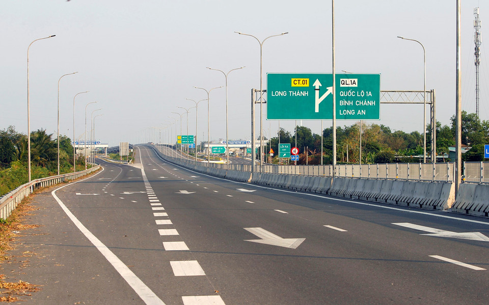 Cửa ngõ Tây TP.HCM vào nhịp phát triển: Đức Hòa – Long An định hình lại bản đồ đầu tư- Ảnh 1. Tuyến đường cao tốc Bến Lức-Long Thành đoạn qua tỉnh Long An-Thành phố Hồ Chí Minh dài hơn 57km với bốn làn xe và hai làn khẩn cấp dự kiến sẽ hoàn thành vào tháng 9/2026. (Ảnh: Thanh Vũ/TTXVN)