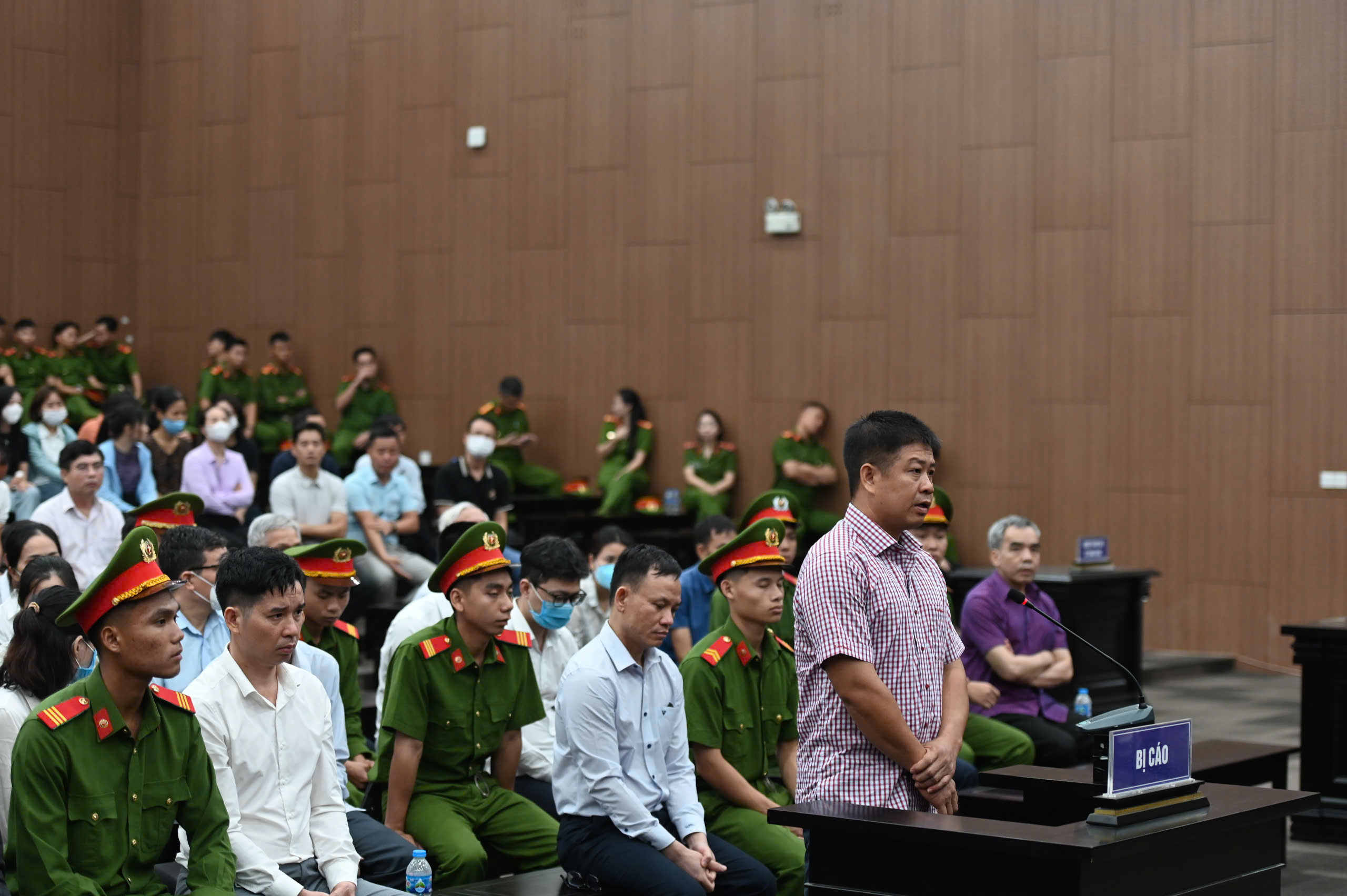 Cựu Chánh Văn phòng Huyện ủy được Hậu "Pháo" cho 700 triệu đồng để mua ô tô- Ảnh 1. Cựu Chánh Văn phòng Huyện ủy được Hậu "Pháo" cho 700 triệu đồng để mua ô tô- Ảnh 1.