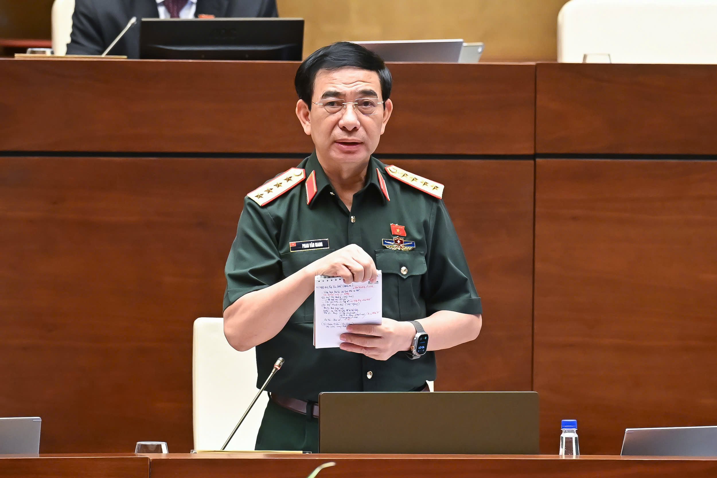 Bộ trưởng Bộ Quốc phòng làm rõ thẩm quyền ban bố tình trạng khẩn cấp- Ảnh 3. Bộ trưởng Bộ Quốc phòng làm rõ thẩm quyền ban bố tình trạng khẩn cấp- Ảnh 3.