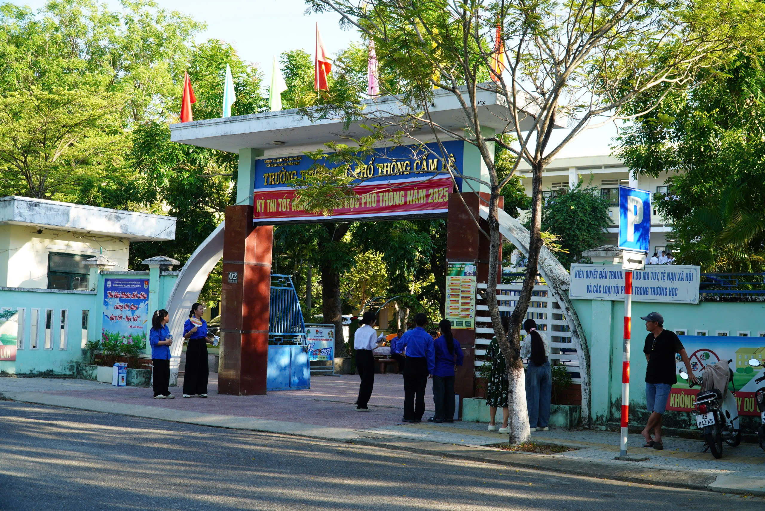 Mùa thi tốt nghiệp THPT 2025 dưới cái nắng như đổ lửa ở Đà Nẵng - Ảnh 1. Mùa thi tốt nghiệp THPT 2025 dưới cái nắng như đổ lửa ở Đà Nẵng - Ảnh 1.