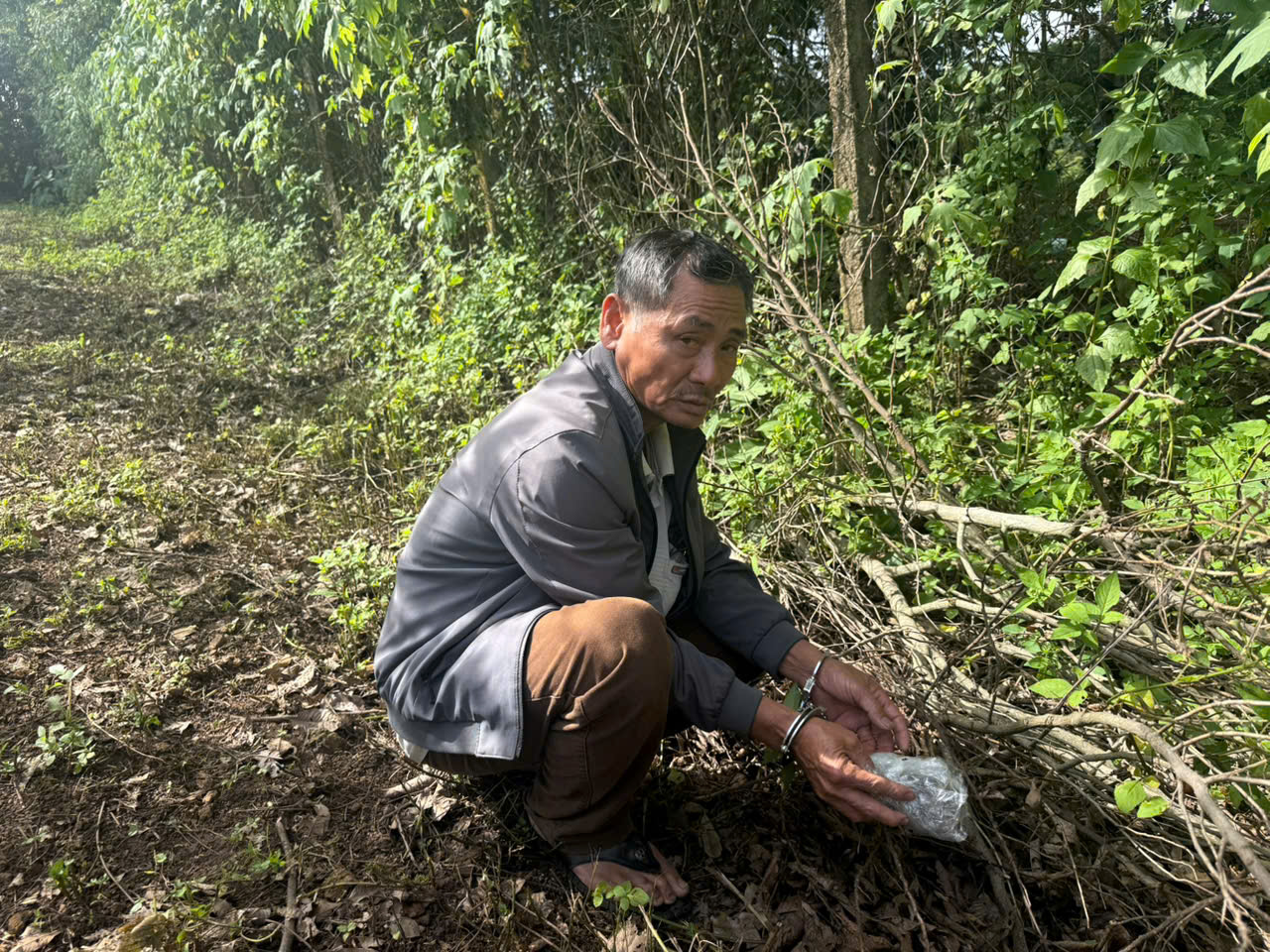 Cảnh sát sử dụng chó nghiệp vụ khám xét nơi ở của đôi tình nhân mua bán ma túy- Ảnh 3. Cảnh sát sử dụng chó nghiệp vụ khám xét nơi ở của đôi tình nhân mua bán ma túy- Ảnh 3.