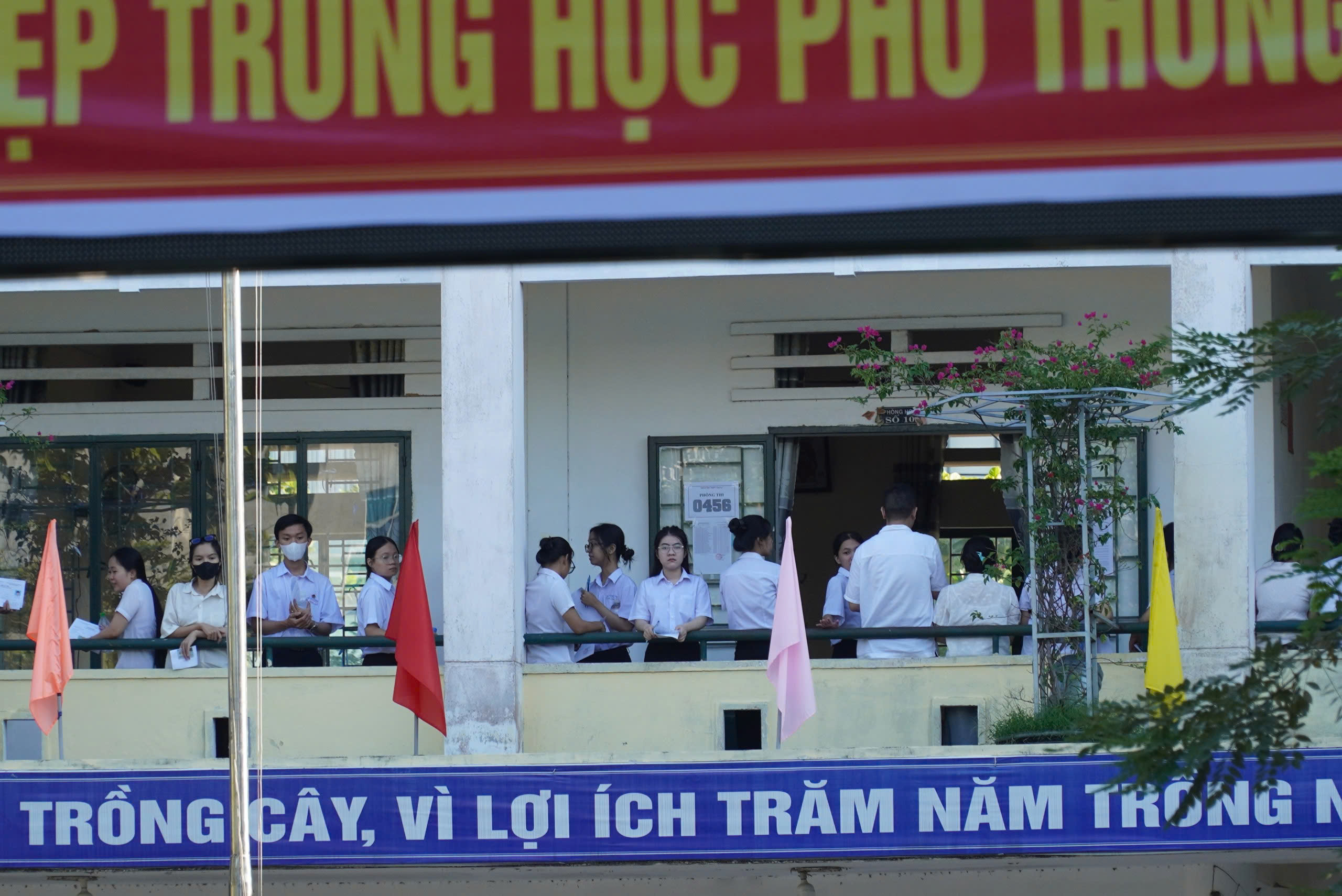 Mùa thi tốt nghiệp THPT 2025 dưới cái nắng như đổ lửa ở Đà Nẵng - Ảnh 2. Mùa thi tốt nghiệp THPT 2025 dưới cái nắng như đổ lửa ở Đà Nẵng - Ảnh 2.