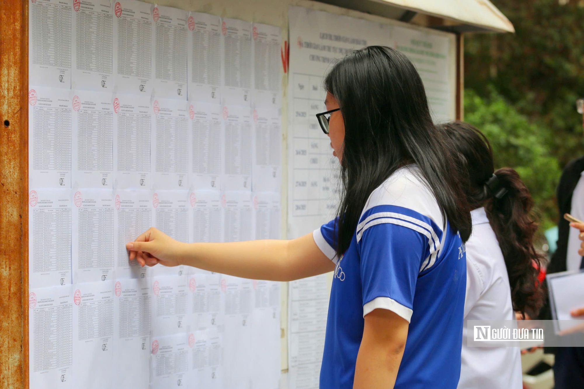Cảm động hình ảnh những sĩ tử vượt khó, mang nghị lực vào phòng thi- Ảnh 2. Cảm động hình ảnh những sĩ tử vượt khó, mang nghị lực vào phòng thi- Ảnh 2.
