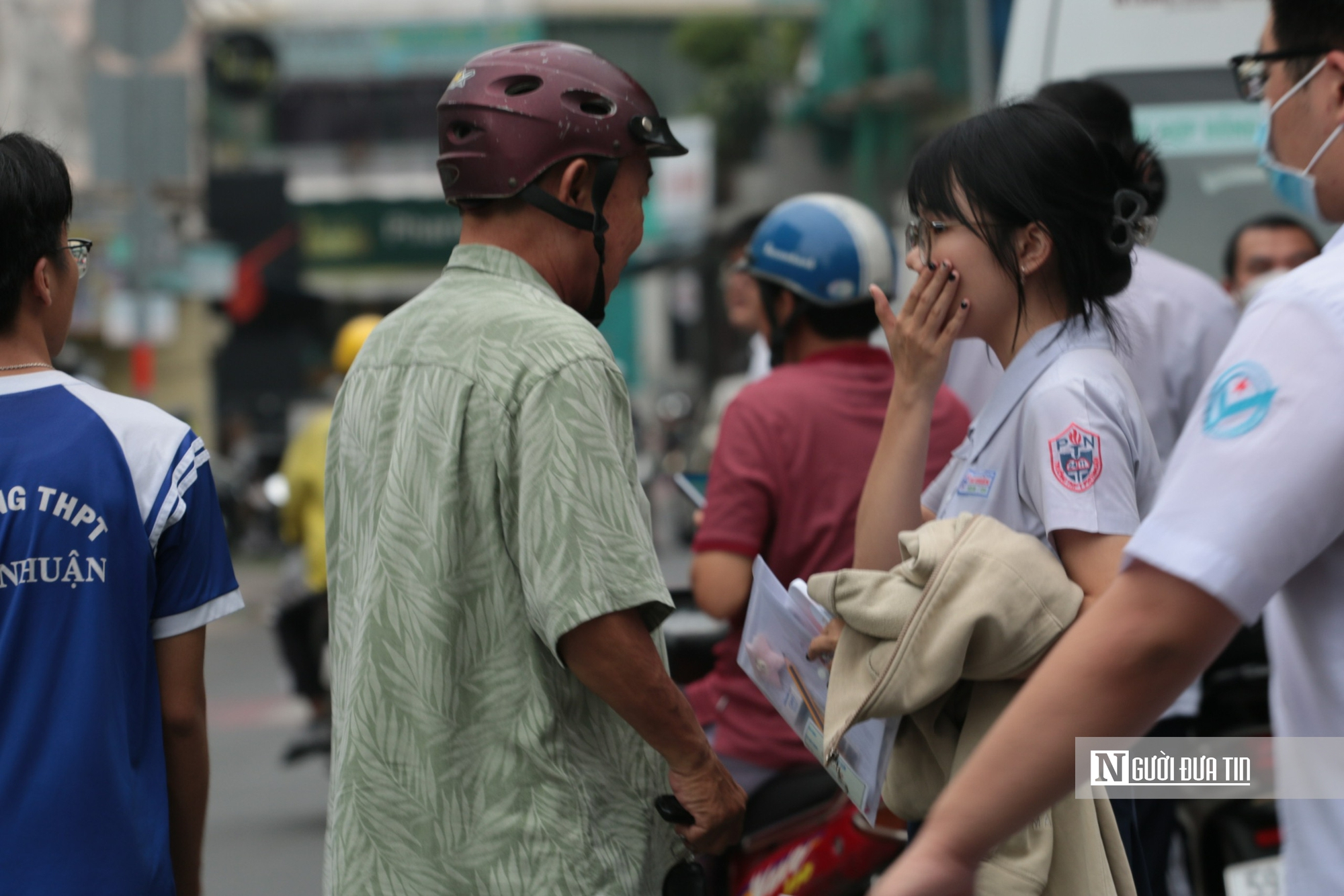 Cảm động hình ảnh những sĩ tử vượt khó, mang nghị lực vào phòng thi- Ảnh 4. Cảm động hình ảnh những sĩ tử vượt khó, mang nghị lực vào phòng thi- Ảnh 4.