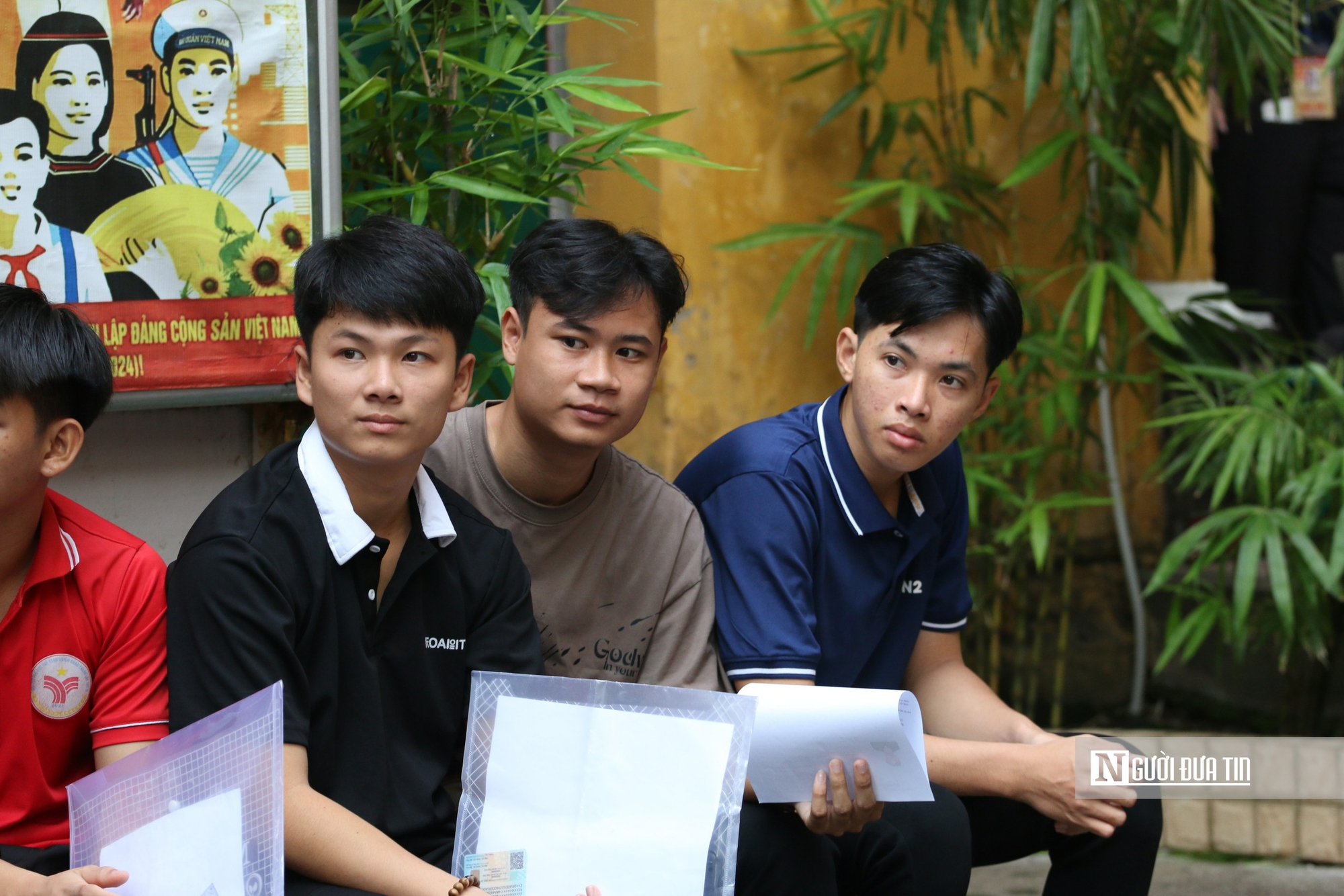 Cảm động hình ảnh những sĩ tử vượt khó, mang nghị lực vào phòng thi- Ảnh 6. Cảm động hình ảnh những sĩ tử vượt khó, mang nghị lực vào phòng thi- Ảnh 6.