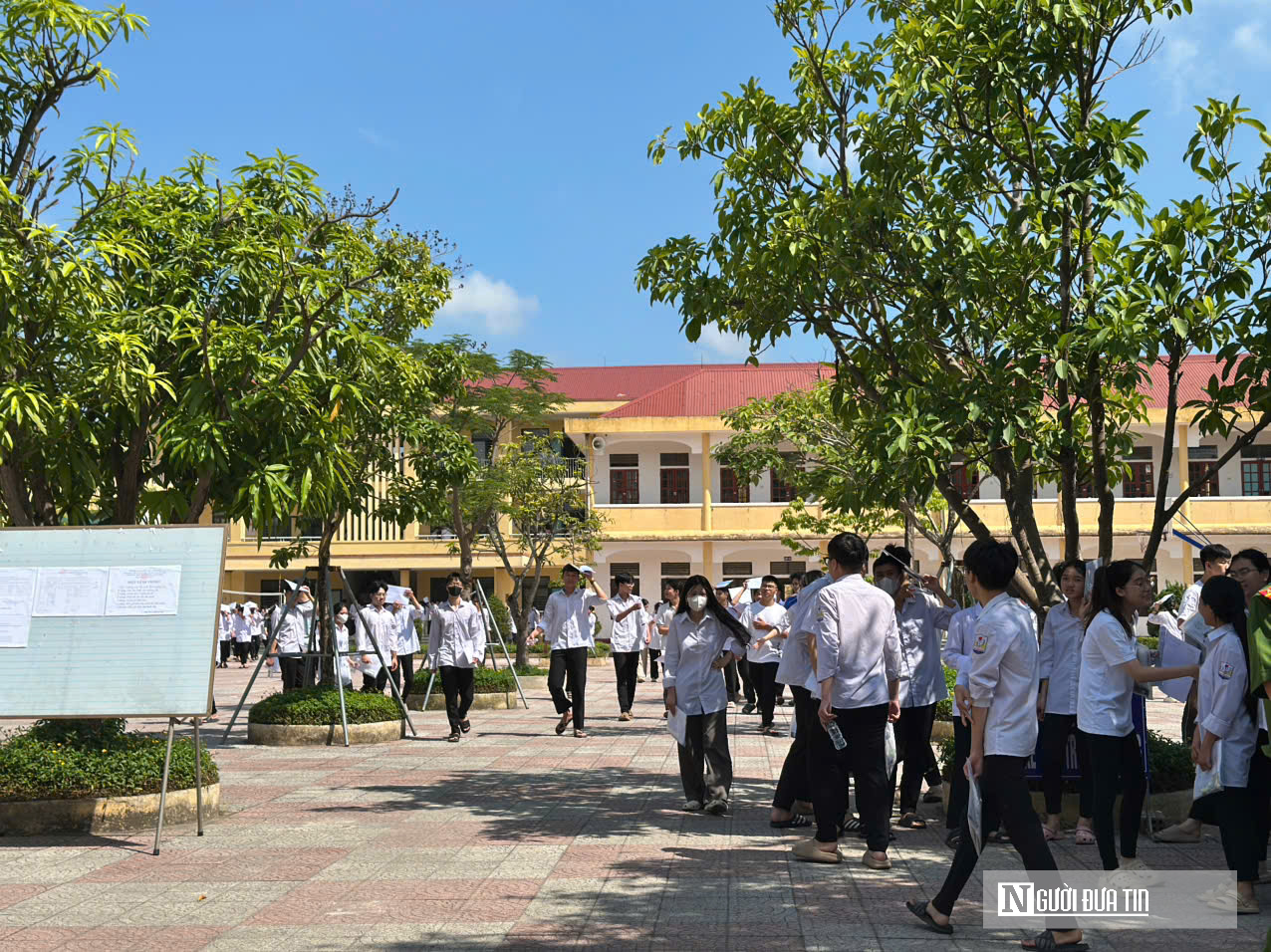 Một thí sinh ngất xỉu sau giờ thi Ngữ Văn- Ảnh 1. Một thí sinh ngất xỉu sau giờ thi Ngữ Văn- Ảnh 1.
