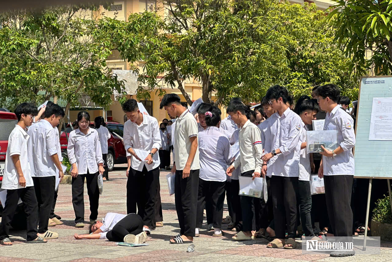 Một thí sinh ngất xỉu sau giờ thi Ngữ Văn- Ảnh 2. Một thí sinh ngất xỉu sau giờ thi Ngữ Văn- Ảnh 2.